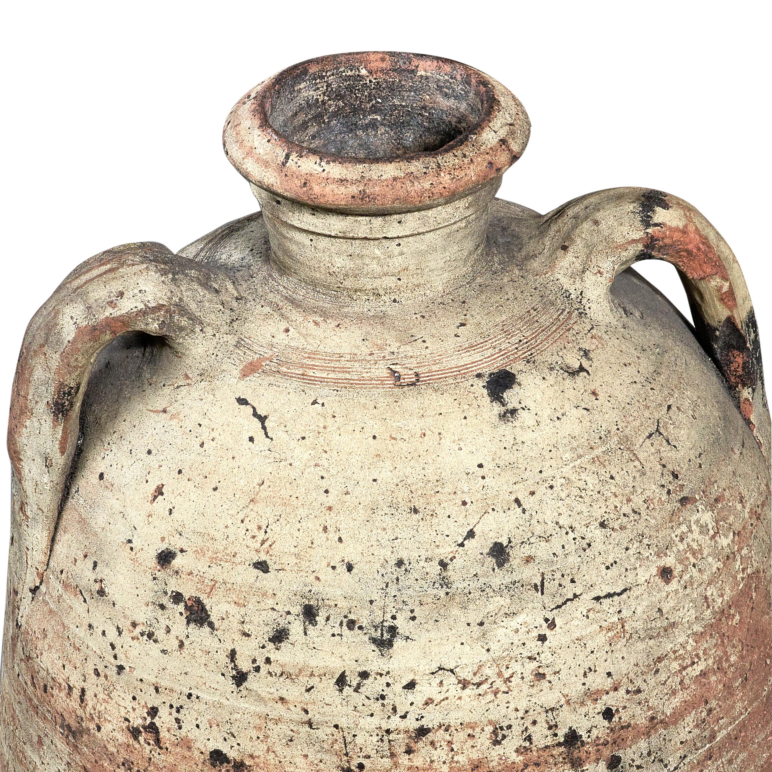 grands vases antiques grecs contenant du vin