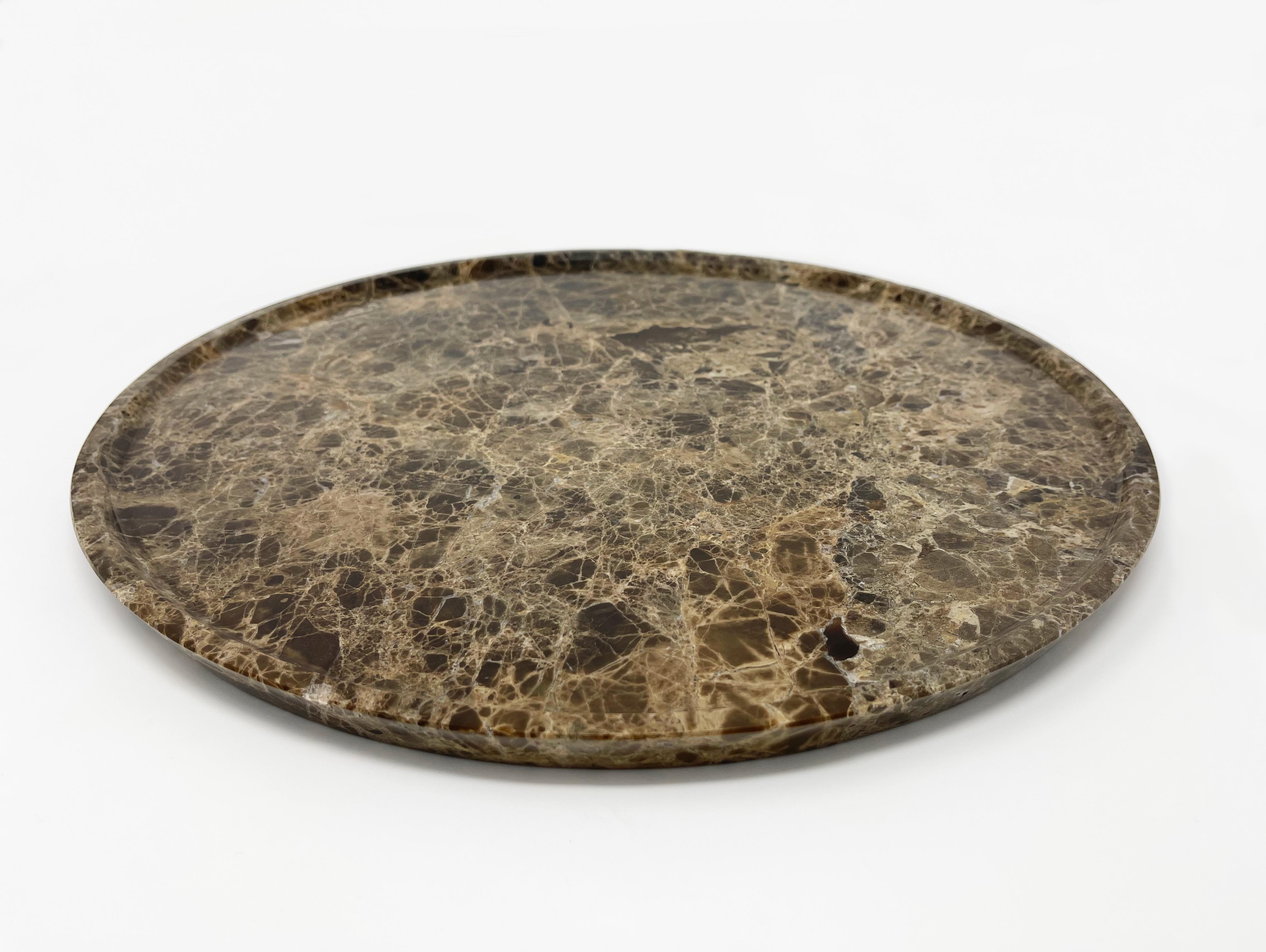 Das Terra-Tablett aus dunklem Emperador-Marmor kann als fantastischer Tafelaufsatz für eine Vase oder als Ablagefläche für Gegenstände verwendet werden, die oft in den verschiedenen Räumen unseres Hauses verstreut sind. 

Außerdem können Sie damit