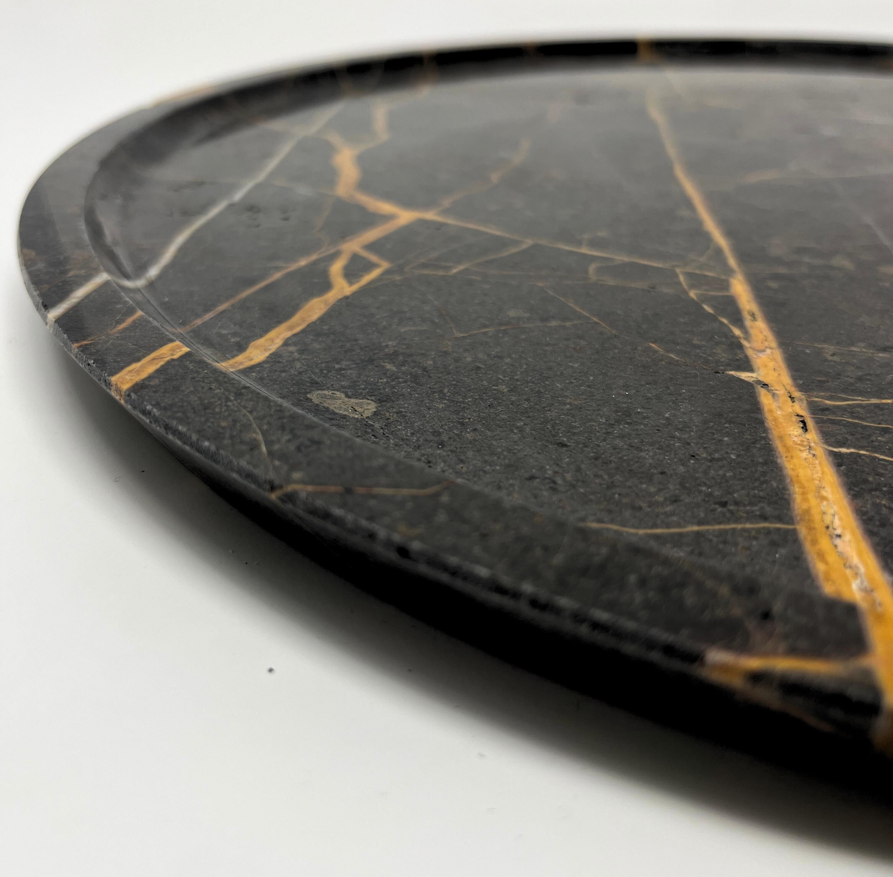 Das Terra-Tablett aus Port Saint Laurent-Marmor kann als fantastischer Tafelaufsatz für eine Vase oder als Ablagefläche für Gegenstände verwendet werden, die oft in den verschiedenen Räumen unserer Wohnung verstreut sind. 

Außerdem können Sie damit