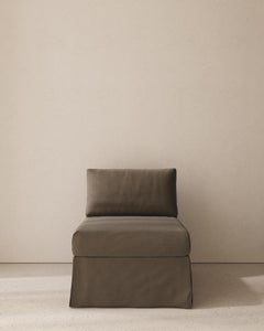 Modularer armloser Sessel mit Sockel - gepolstert in braunem Taupe-Leinen