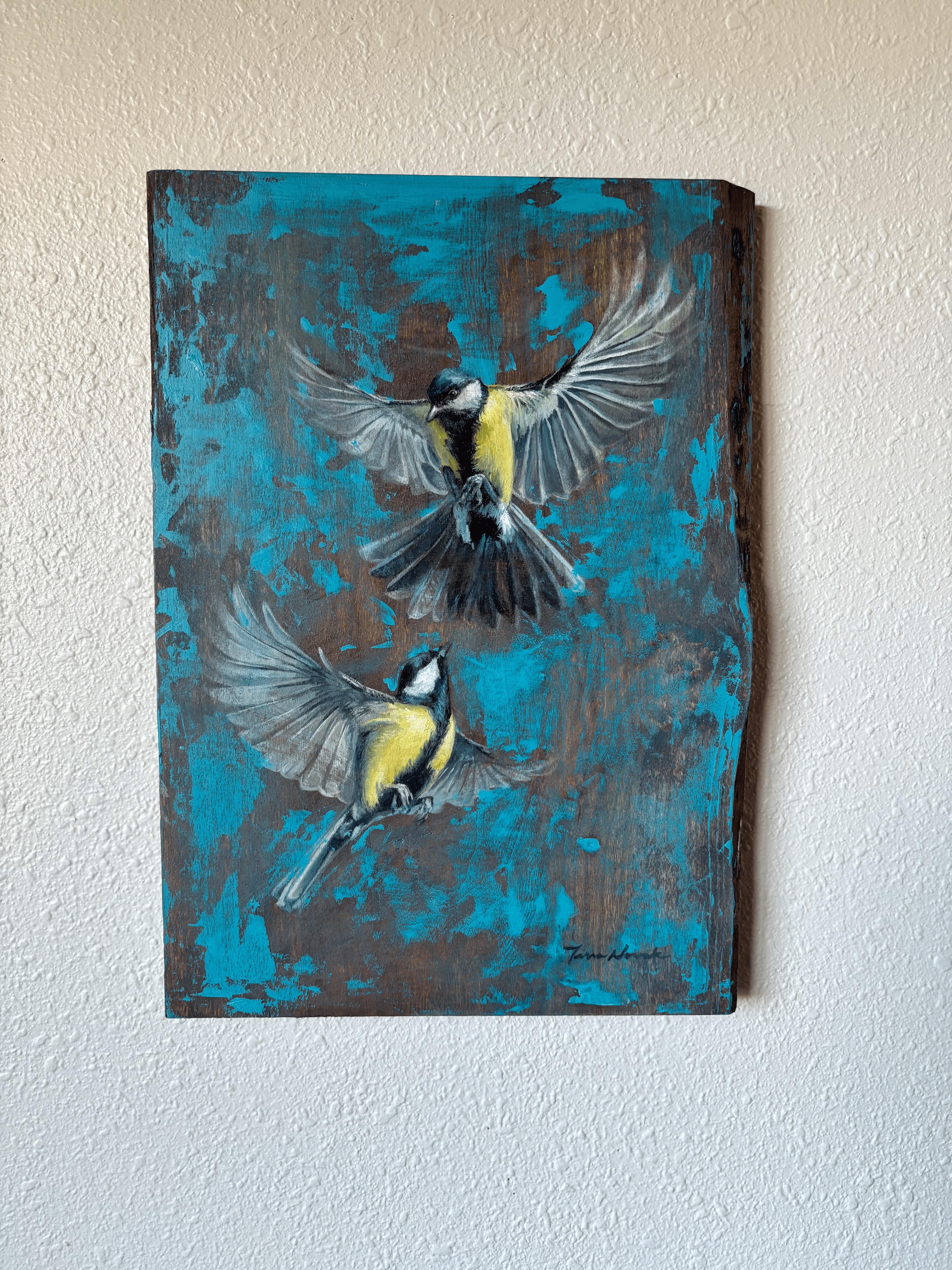 Zwei Vögel fliegen vor einem ausdrucksstarken Hintergrund. Dieses Gemälde ist eine Studie darüber, wie geschliffenes Holz und lebendige Farbe die Illusion von Bewegung erzeugen und die Energie und Lebendigkeit von Vögeln in Bewegung einfangen
