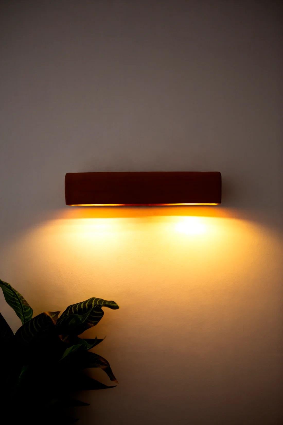 Cuadro Terra Light de Hatsu
Dimensiones: P 7 x An 33 x Al 7 cm
Materiales: Cerámica, metal.

Todas nuestras lámparas pueden cablearse según cada país. Si se vende a EE.UU., se cableará para ese país, por ejemplo.

Presentamos nuestro aplique Up/Down