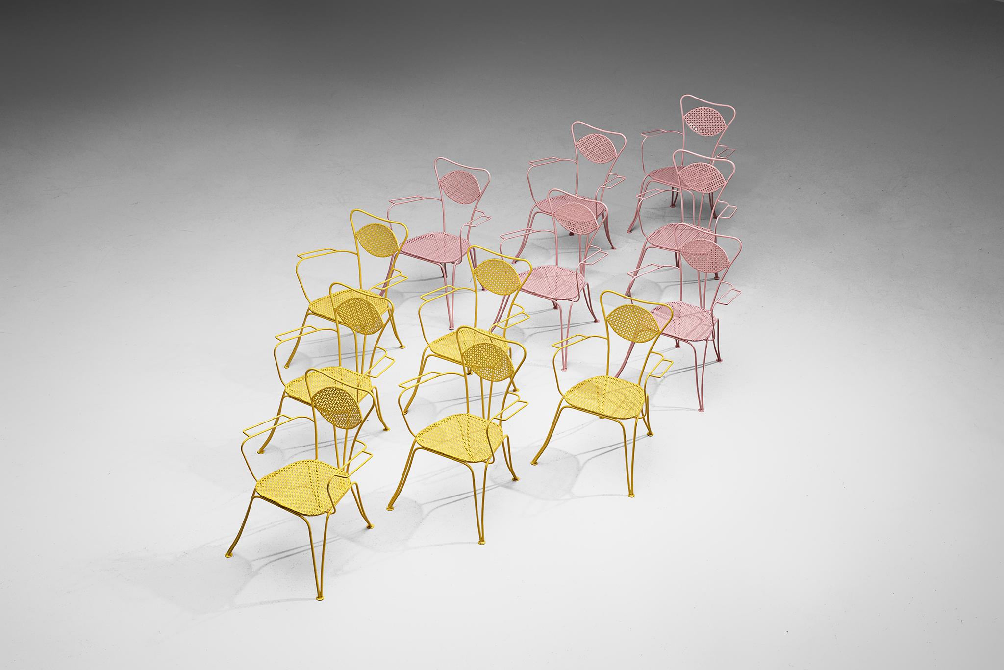 Chaises de patio, acier laqué, Italie, années 1960

Cette collection de chaises de patio en provenance d'Italie présente un design remarquablement raffiné, emblématique de la quintessence de la chaise de patio italienne. Les chaises présentent une