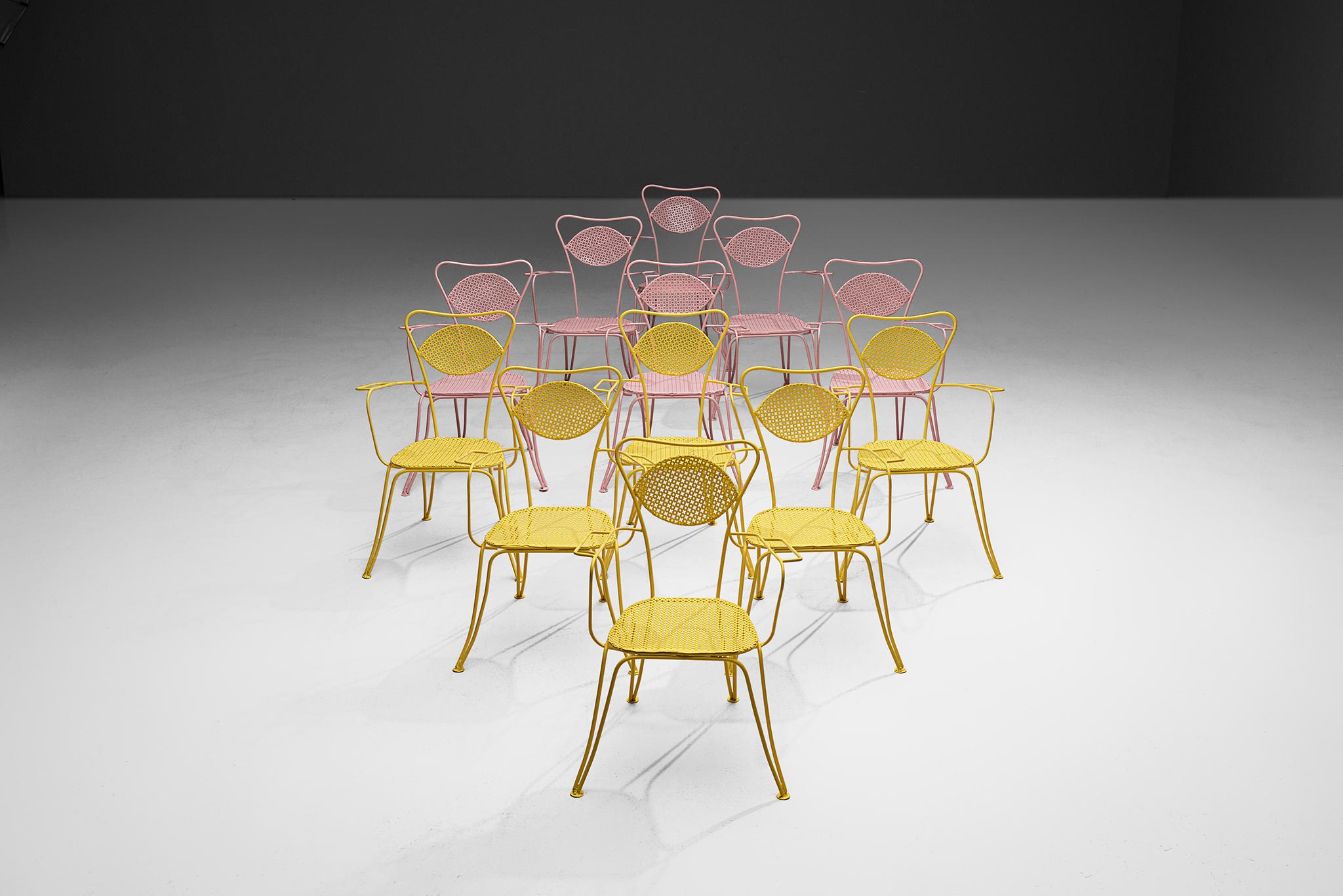 Grand ensemble de chaises de patio italiennes en acier laqué rose et jaune Bon état - En vente à Waalwijk, NL