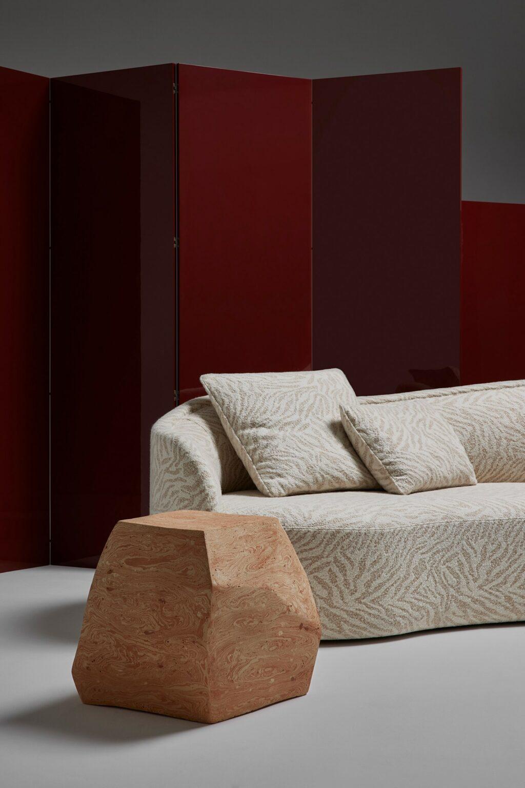 Terra è un tavolino dal design non convenzionale, realizzato da Luca Erba per il marchio Collection Particuliere. 
Realizzato a mano in Italia con argilla mista.
Terra presenta un disegno geometrico grezzo, che mostra la solidità che l'autore ha