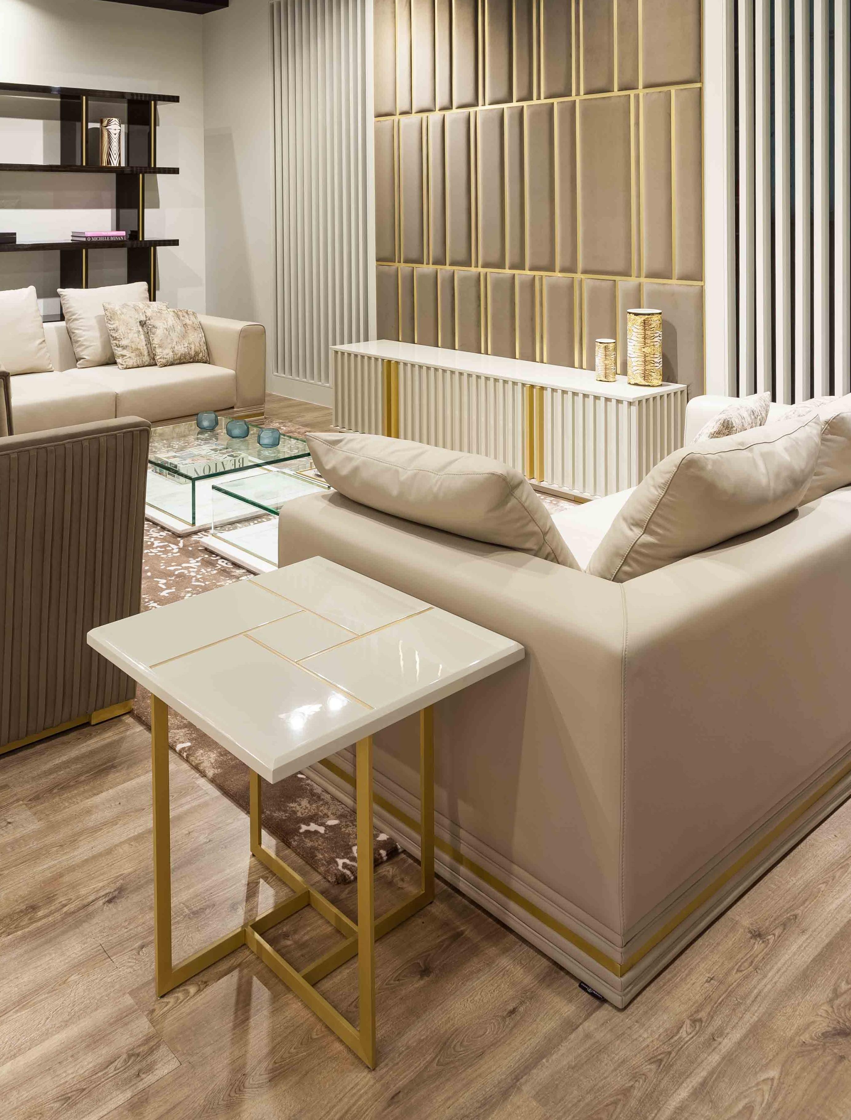Table d'appoint TERRA : STOCK UNIT - Disponible pour une livraison immédiate

La table d'appoint TERRA, au design équilibré et élégant, est installée sur une base en laiton véritable, avec des détails en laiton incrustés sur le plateau en bois