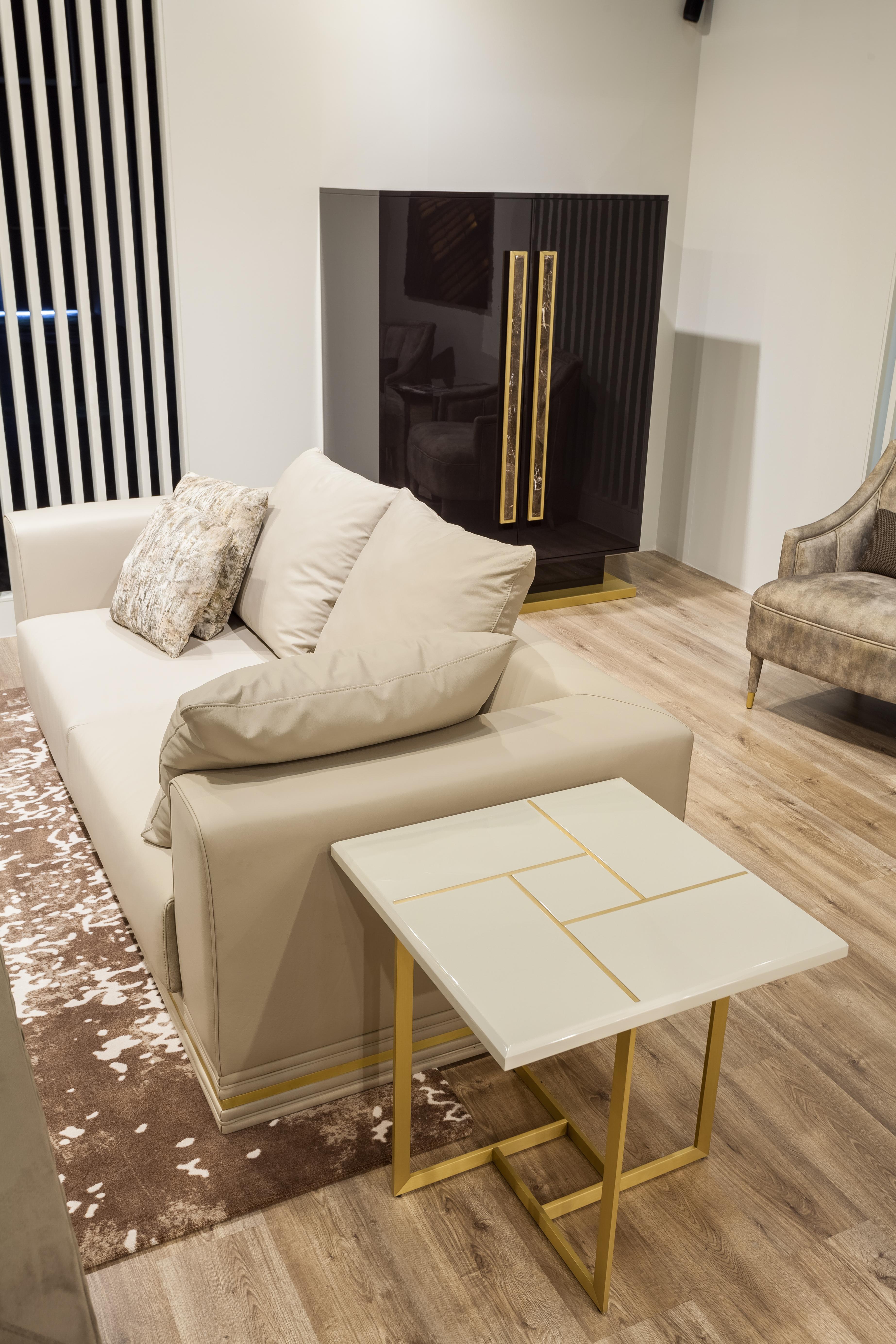 Moderne Table d'appoint TERRA avec base en laiton antique, disponible maintenant en vente