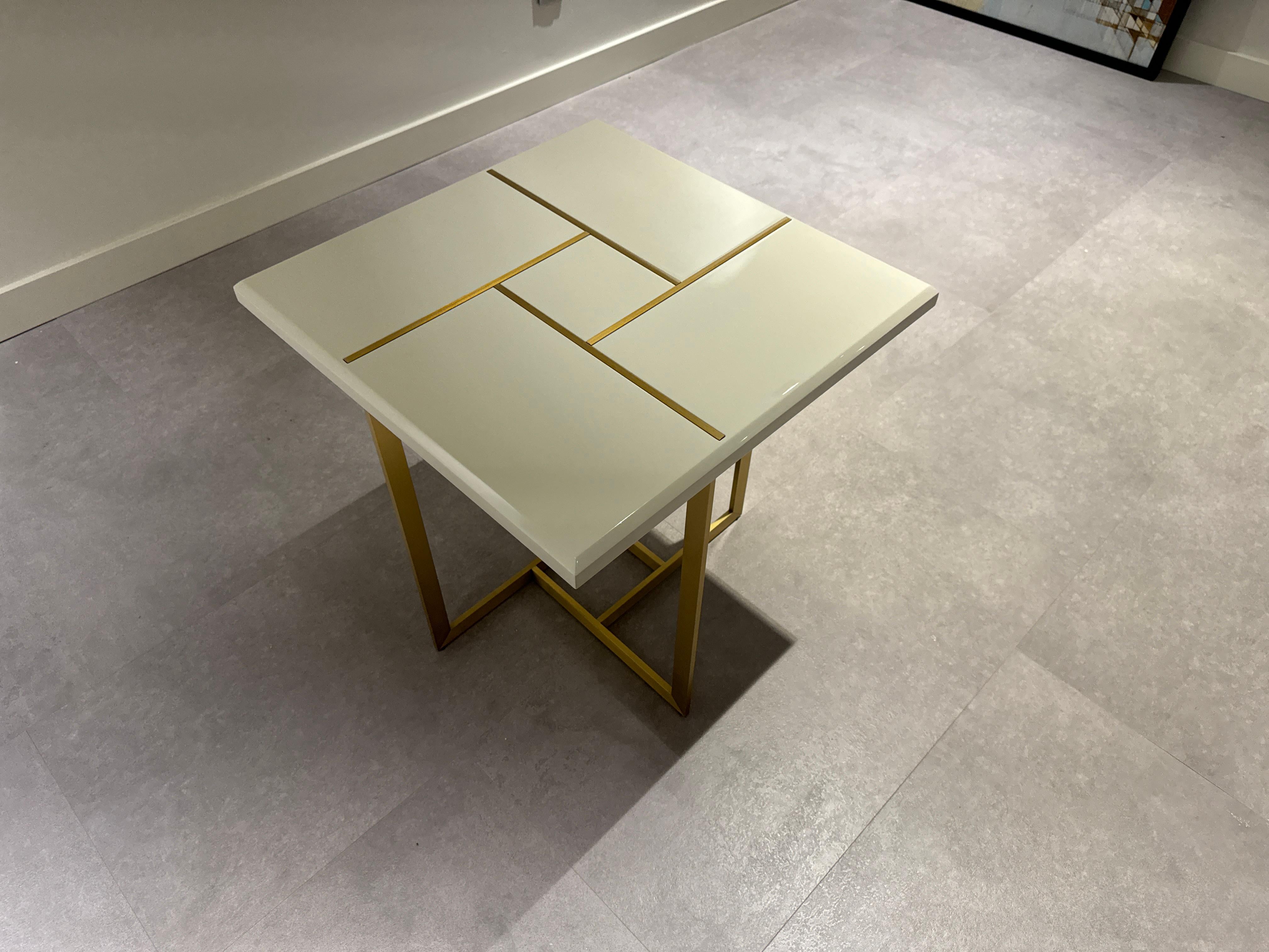 Portugais Table d'appoint TERRA avec base en laiton antique, disponible maintenant en vente