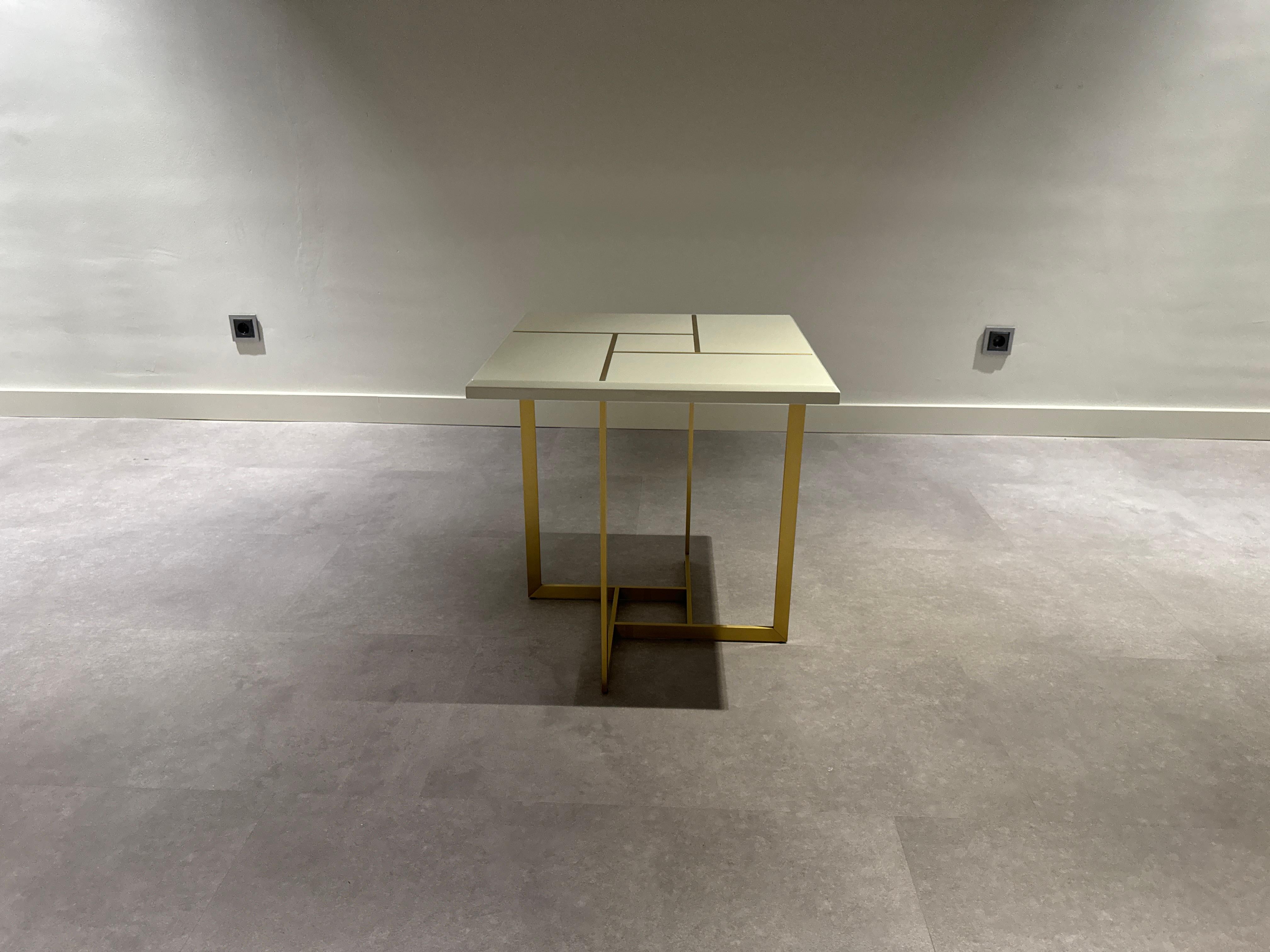 Table d'appoint TERRA avec base en laiton antique, disponible maintenant Neuf - En vente à Frazão, Porto