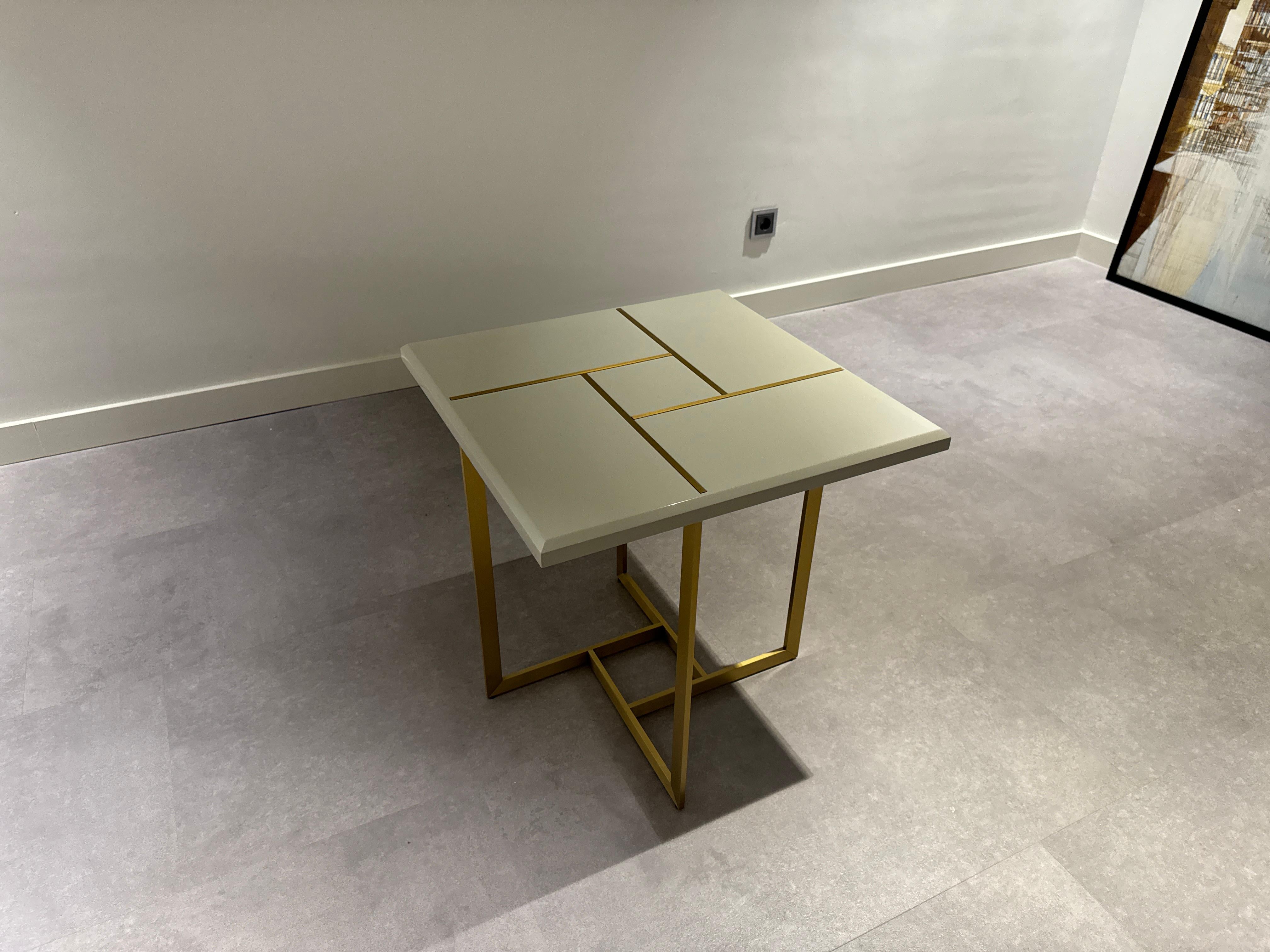 XXIe siècle et contemporain Table d'appoint TERRA avec base en laiton antique, disponible maintenant en vente