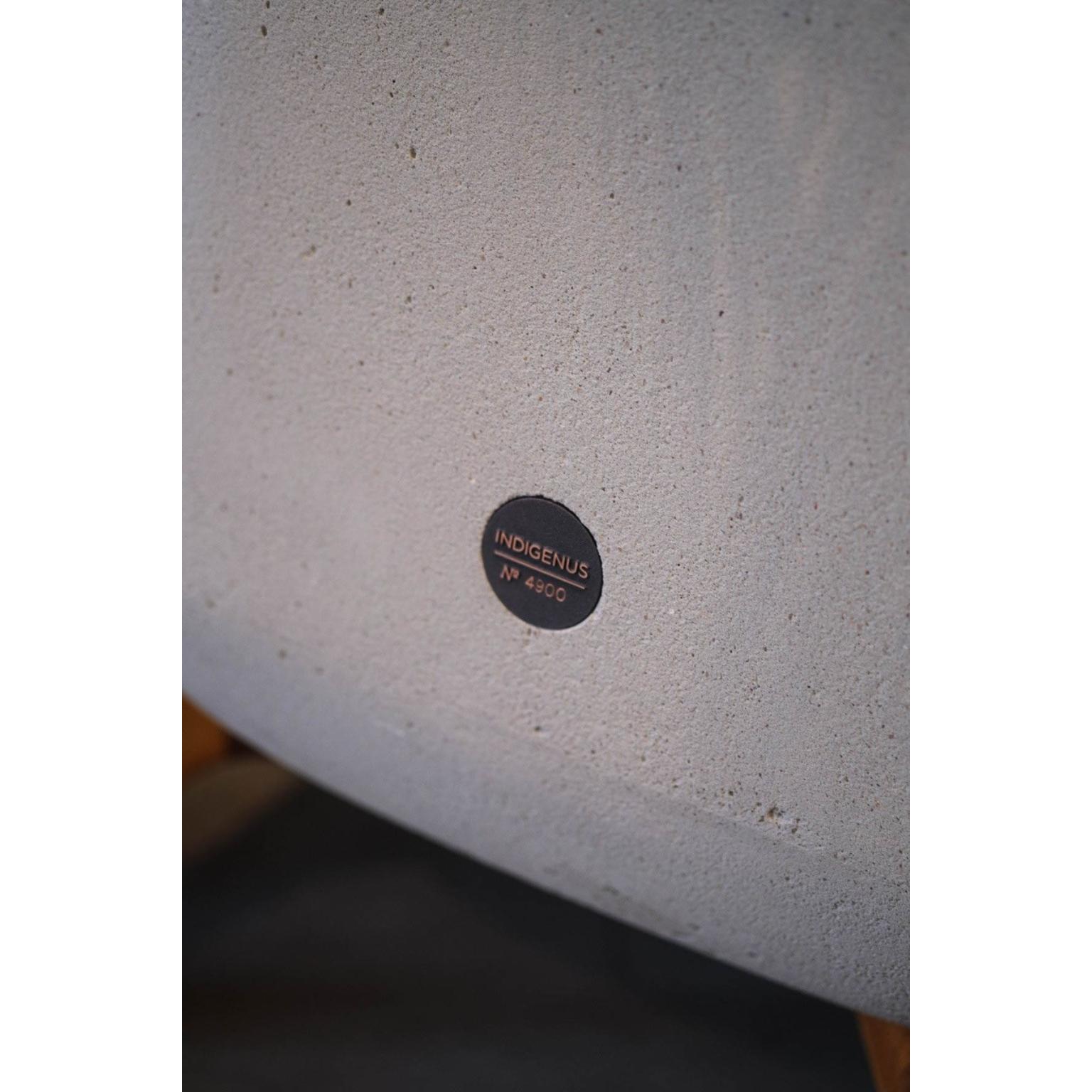 Terra Quadratisches XS Sandstein-Pflanzgefäß aus Terra mit geöltem Holzsockel von Indigenus (Postmoderne) im Angebot