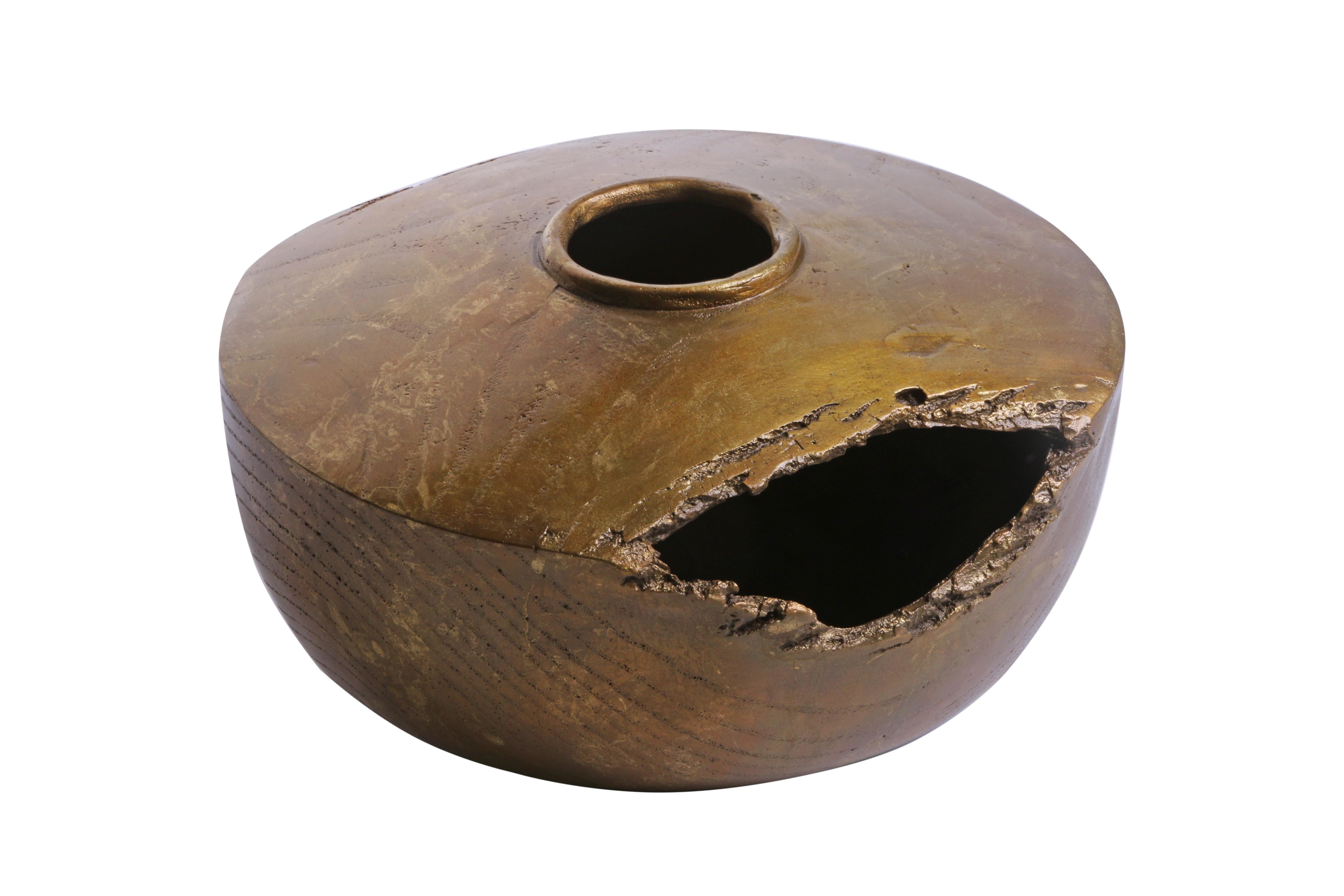 Eleva la estética de tu hogar con nuestro característico Jarrón Terra, donde el arte se une a la funcionalidad en perfecta armonía. Inspirado en la sublime elegancia de la naturaleza, el Jarrón Terra aporta sofisticación orgánica a cualquier espacio