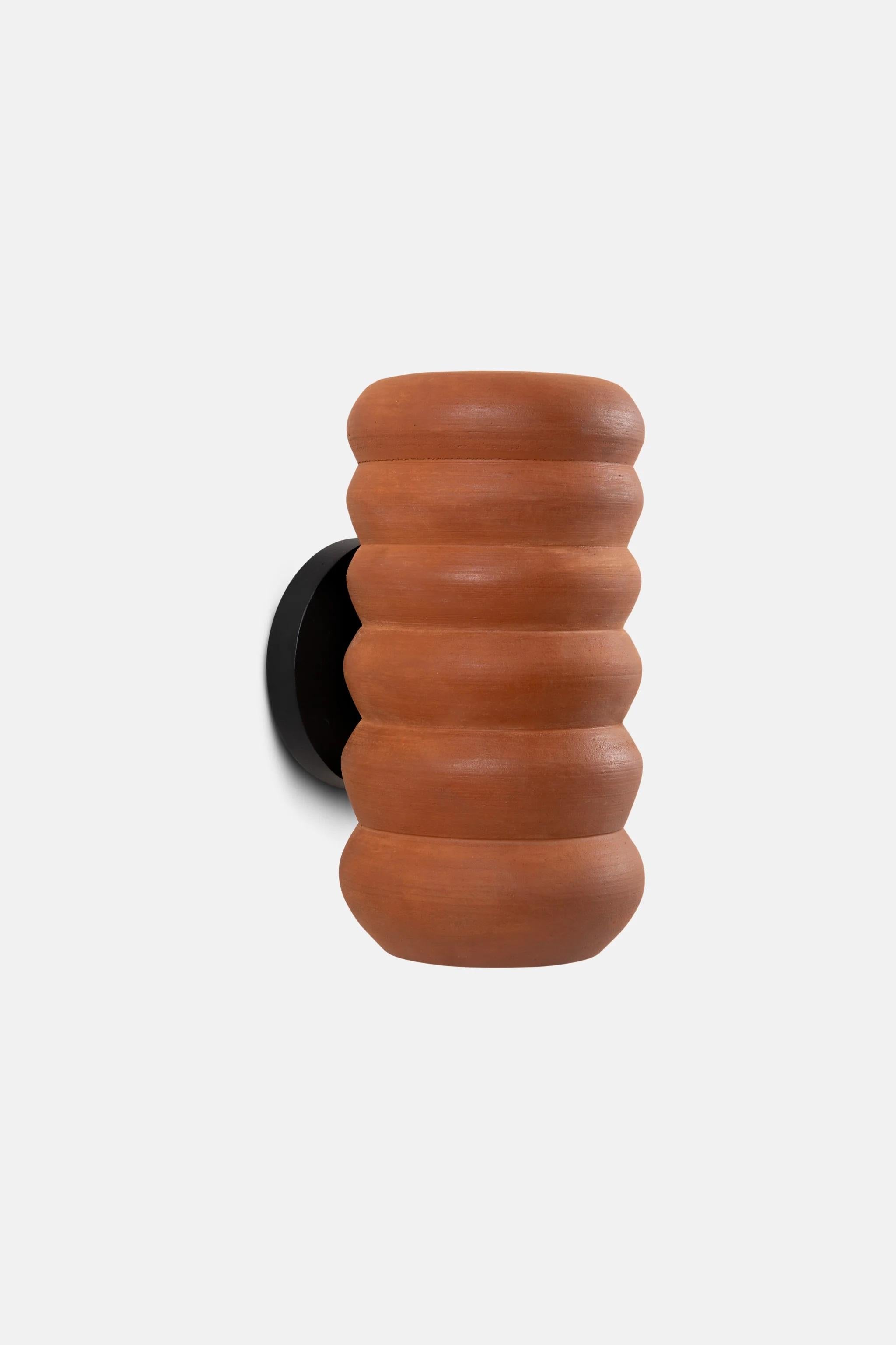 Lámpara de pared Terra by Hatsu
Dimensiones: P 14 x An 12,7 x Al 22,9 cm
Materiales: Acero con recubrimiento de polvo, terracota.

Disponible en colores terra o arcilla.

Todas nuestras lámparas pueden cablearse según cada país. Si se vende a