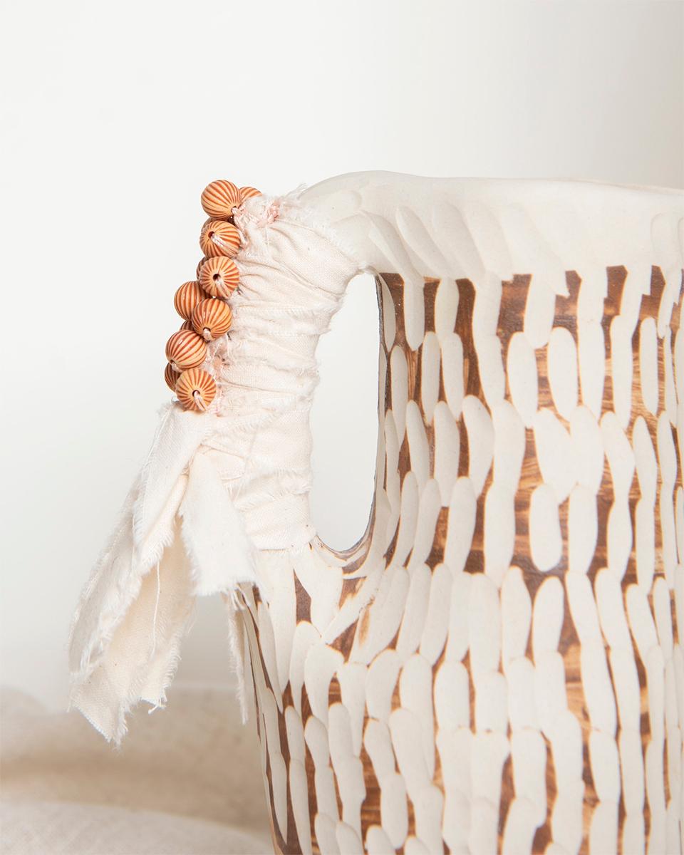 Rustique Pichet en céramique fantaisiste Terra fait à la main en Sienne et blanc avec tissu et perles en vente