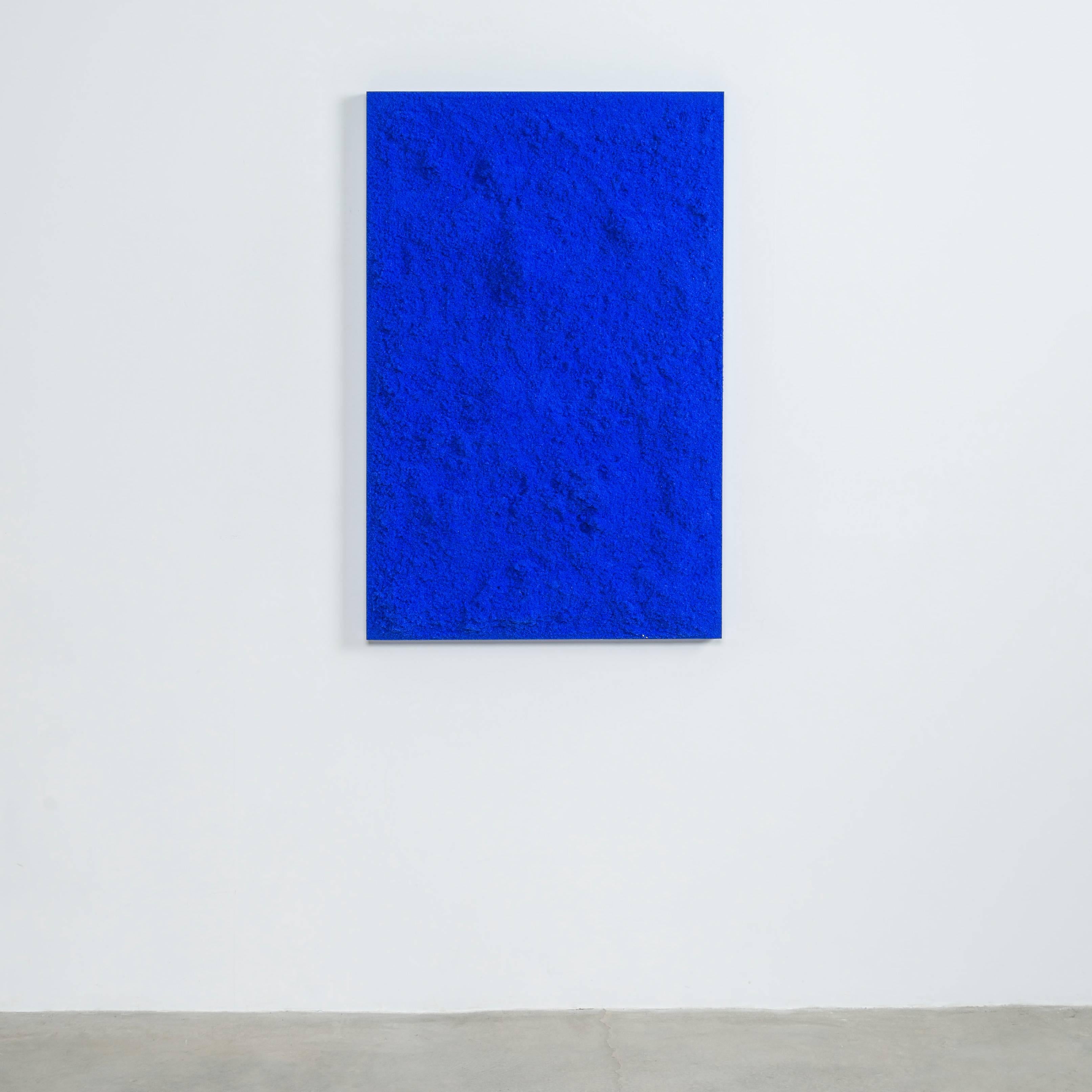 Through a layering of hand-dyed powdered glass, the painting is organically textured and strikingly unadorned. The mass of bright blue granules come together in a terrain-like abstraction.