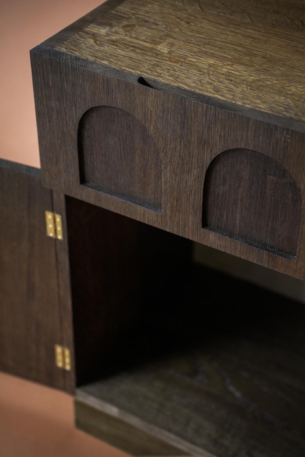 Table d'appoint en bois fabriquée à la main à partir de chêne anglais scié sur quartier de la plus haute qualité. Cette table d'appoint fabriquée à la main offre de nombreux rangements discrets et une touche de caractère unique.
Fabriqué à la main