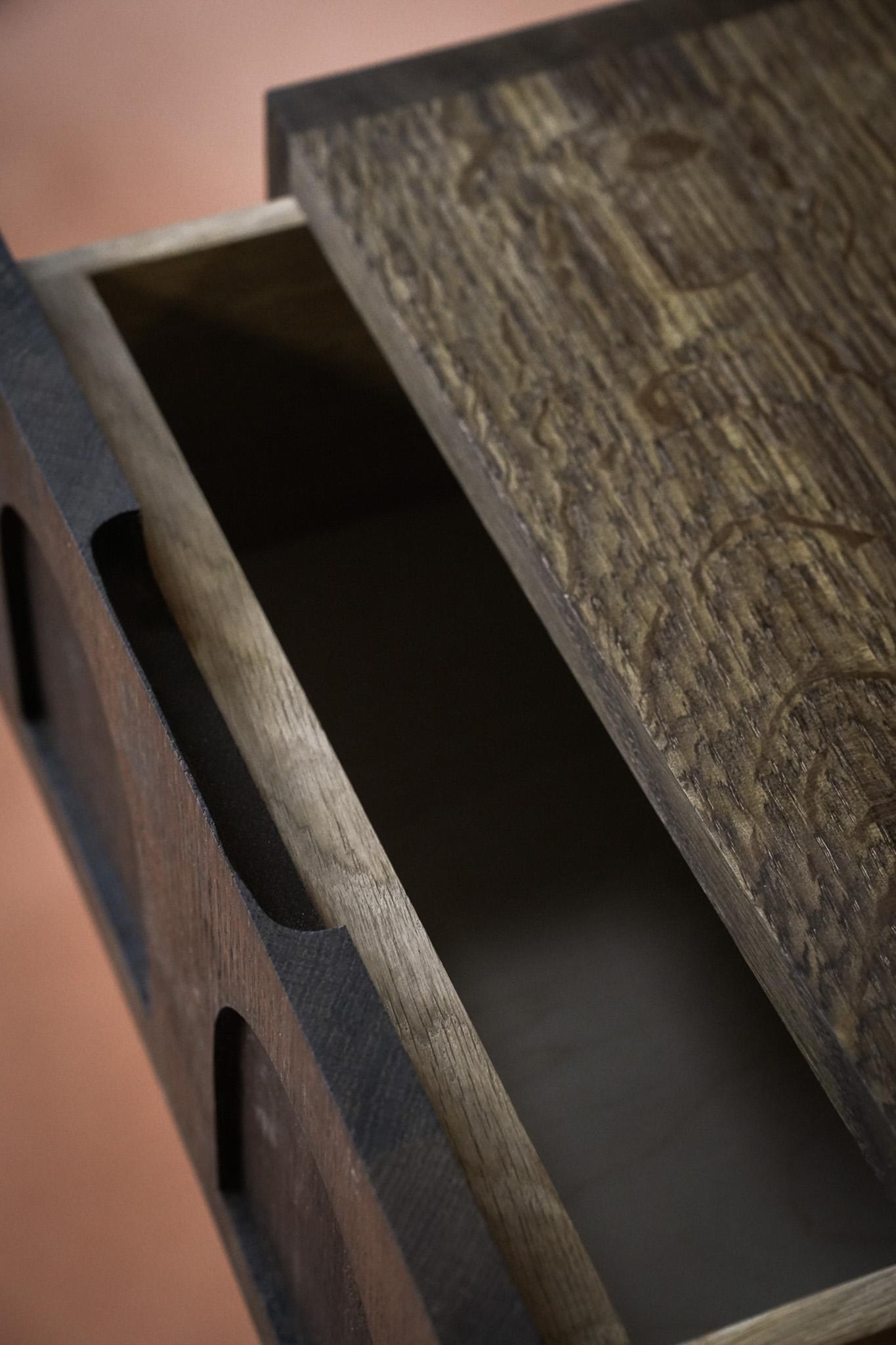 Table d'appoint Terrace English Oak Fumed Wood en vente 1