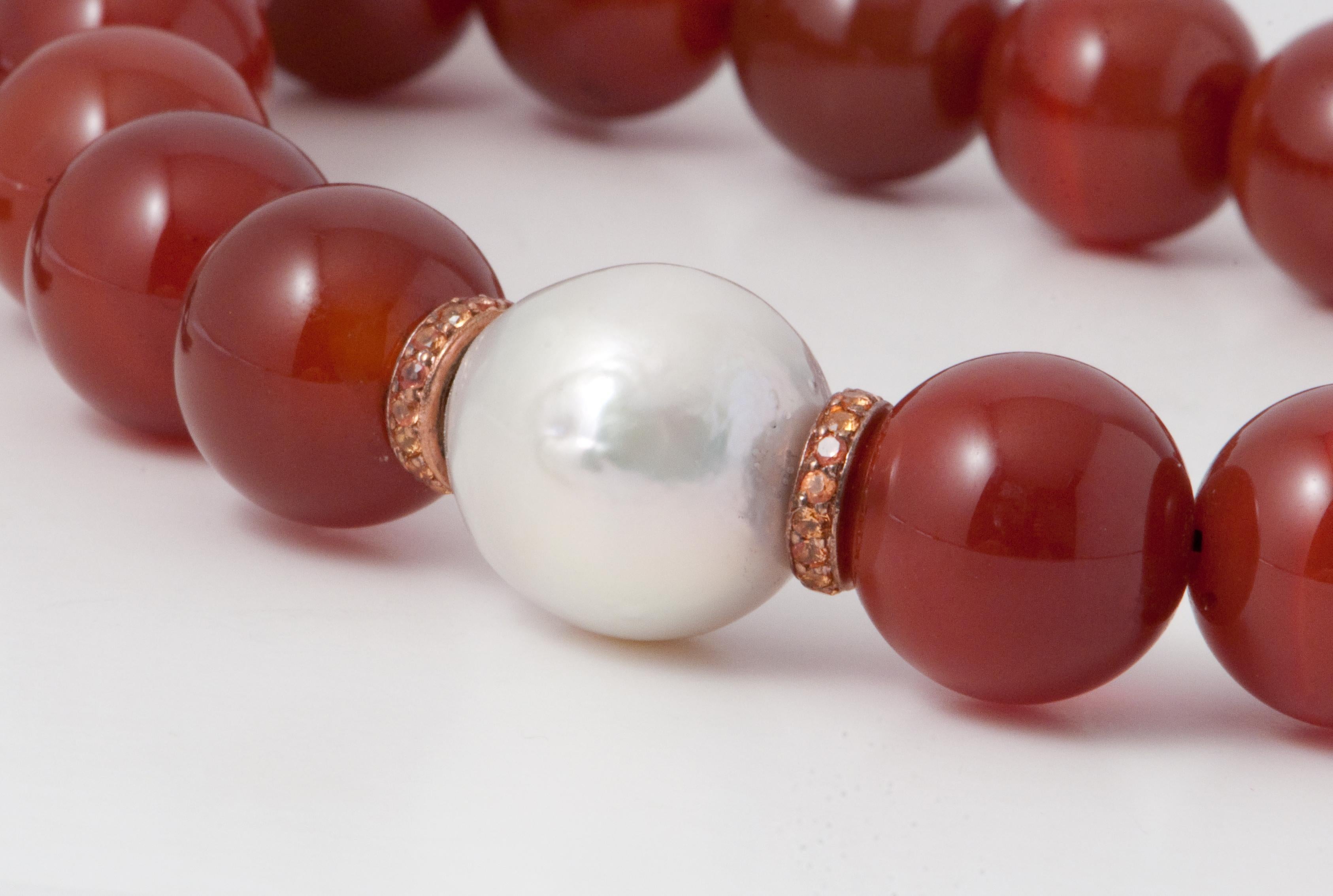 Discover this Terracota Agates, Orange Sapphires and Freshwater Pearl Rose Gold Beaded Necklace.
Terracota Agates
Orange Sapphires
Freshwater Pearl
Bakelite Clasp
Rose Gold 18 Carat 