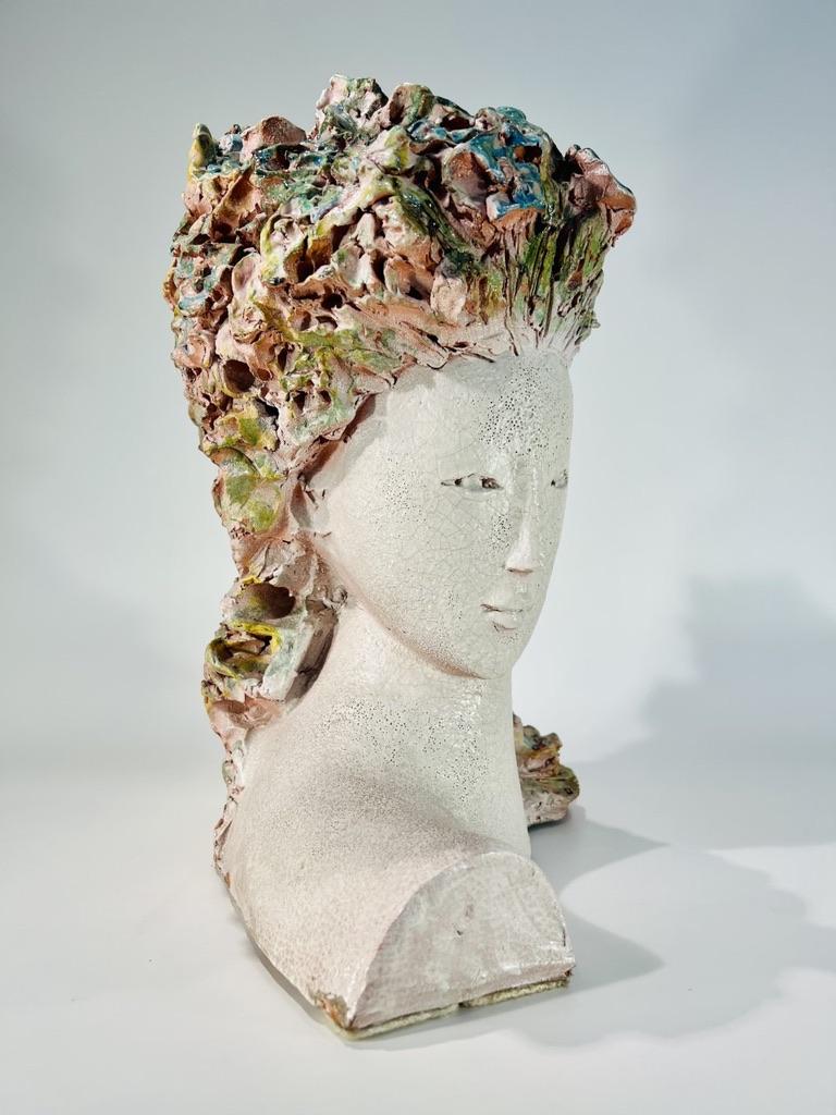 Style international Buste de femme en terre cuite polychromée avec fleurs signé  en vente