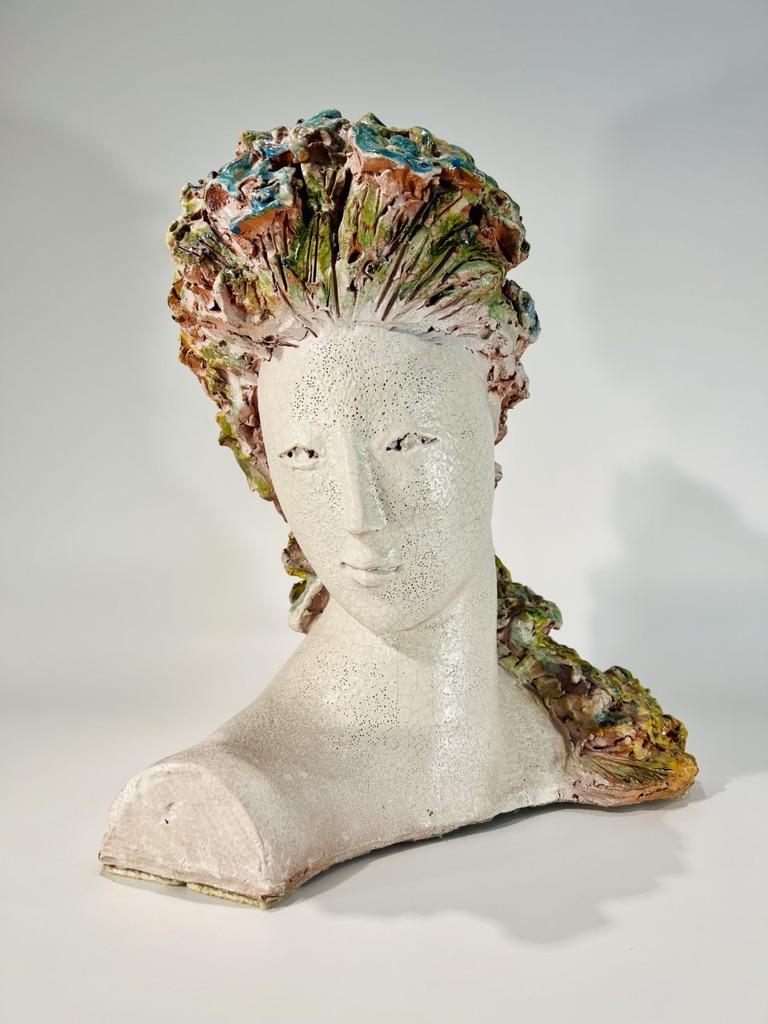 Fin du 20e siècle Buste de femme en terre cuite polychromée avec fleurs signé  en vente