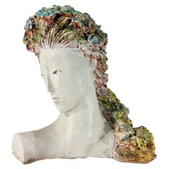 Polychromierte Terrakota-Büste einer Frau mit Blumen, signiert