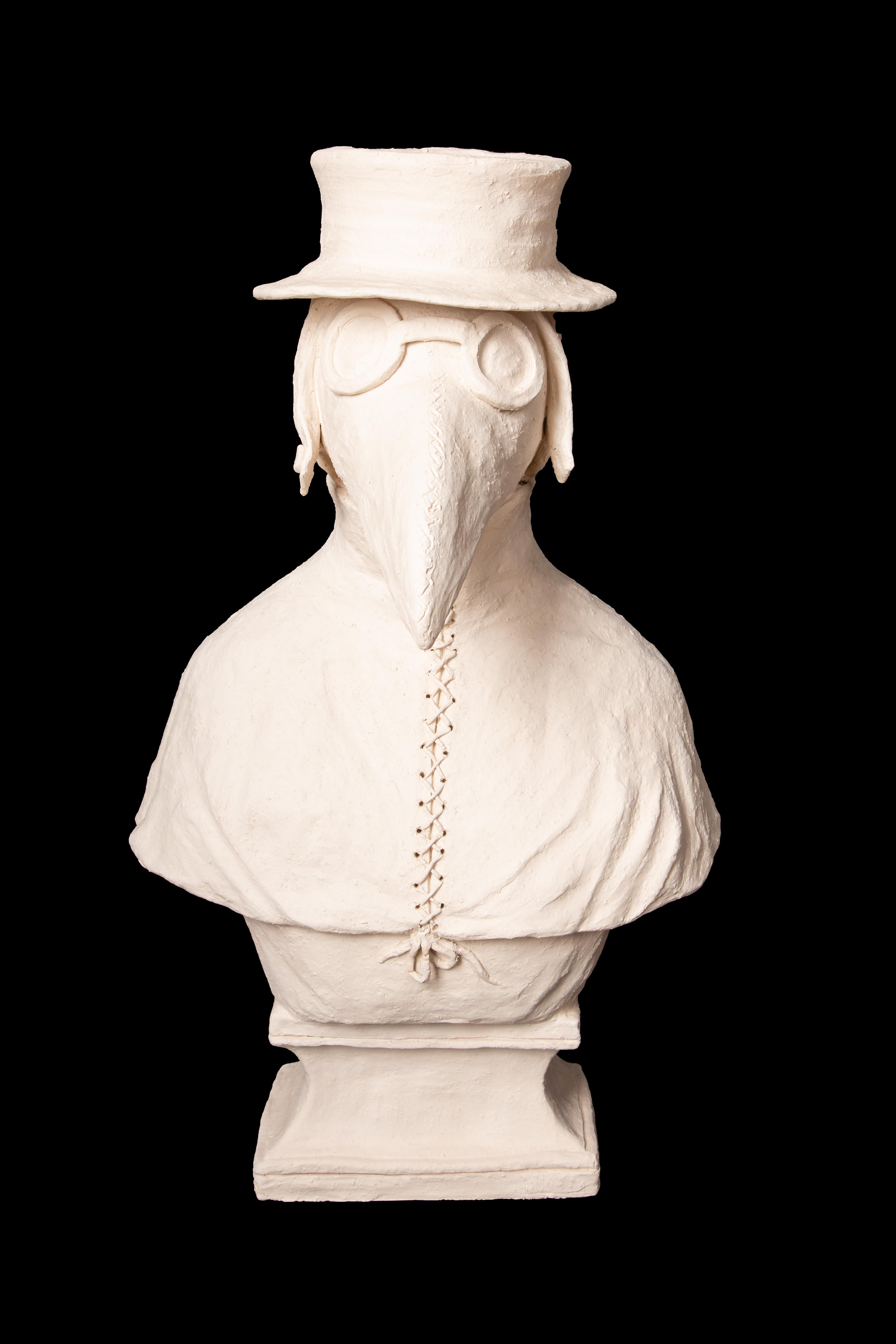 Chien anthropomorphe en terre cuite portant un masque de docteur de la peste par Laurence Lenglare

Mesure 17