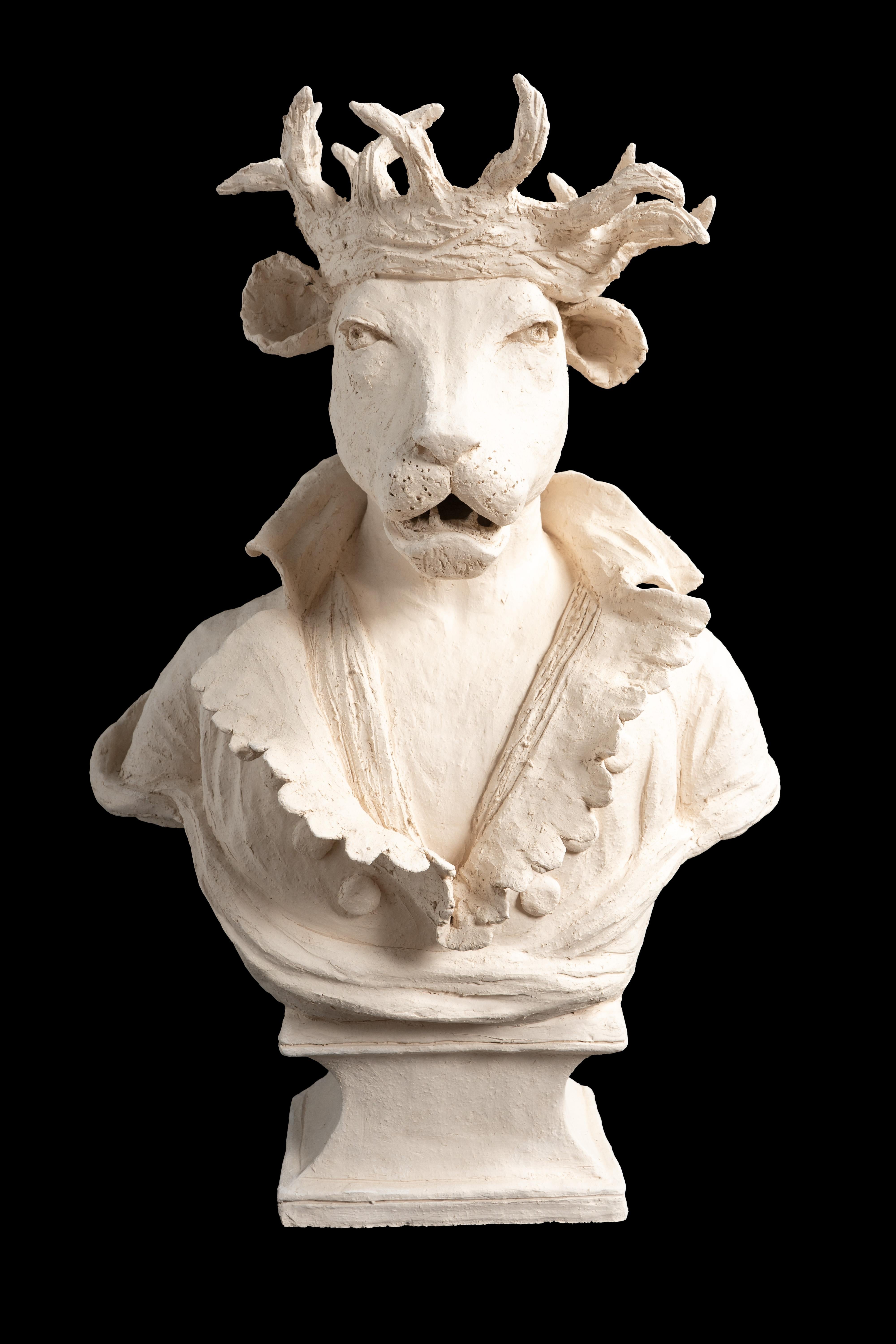 Figure anthropomorphe en terre cuite d'un lion de montagne portant une couronne d'épines dans un costume du XIXe siècle par Laurence Lenglare

Dimensions : 19