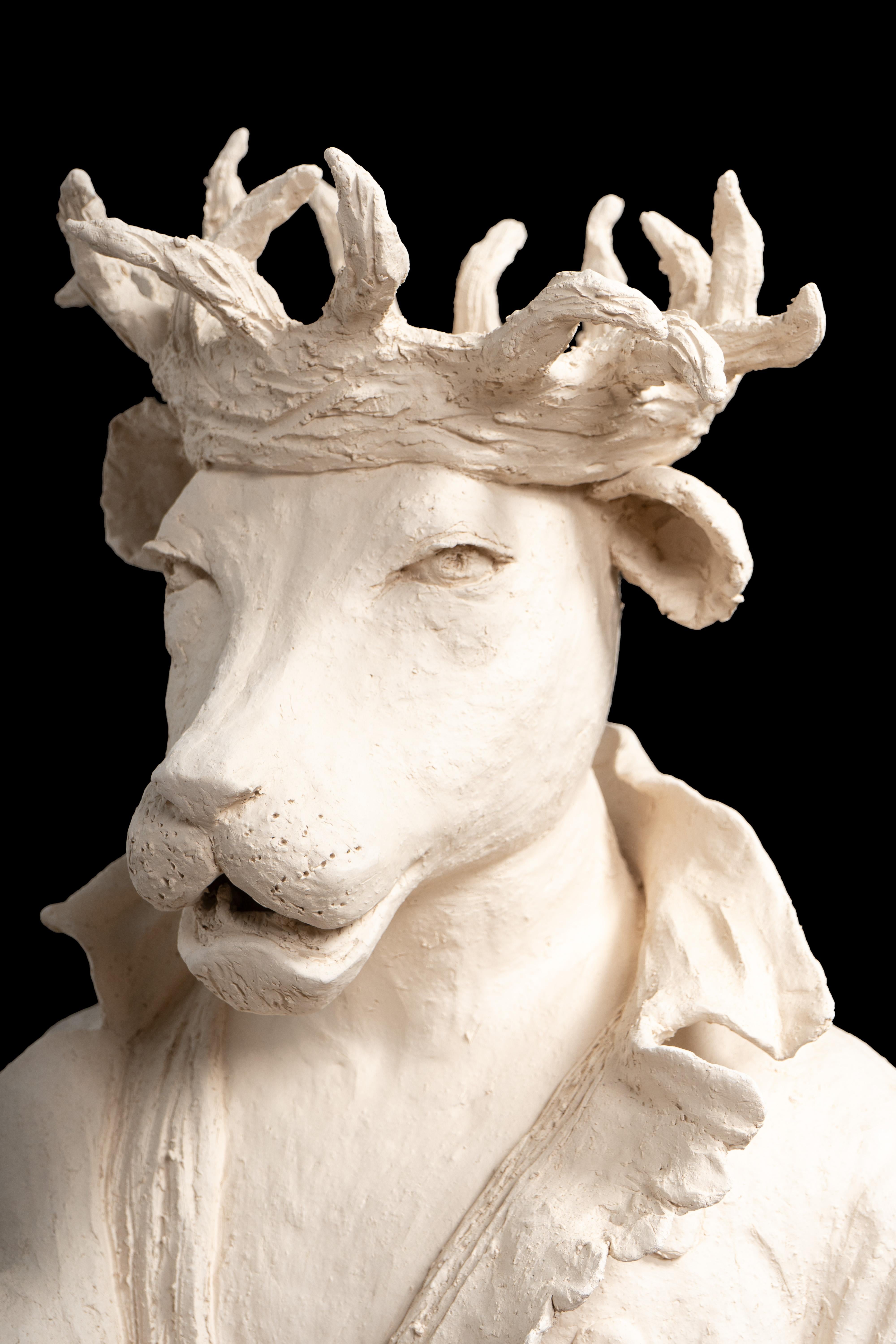 Autre Figure anthropomorphe en terre cuite d'un lion de montagne portant une couronne d'épines en vente