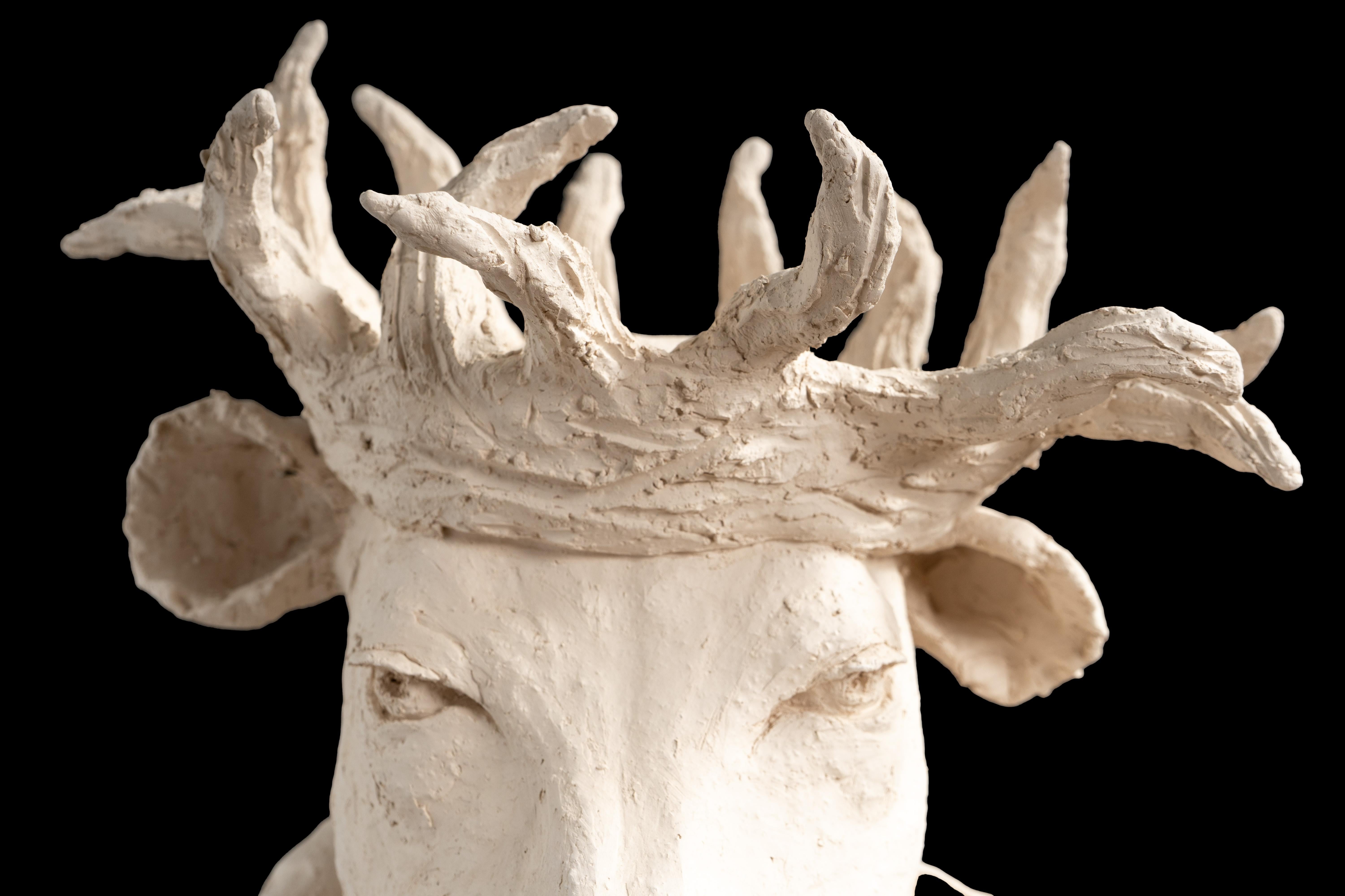 Français Figure anthropomorphe en terre cuite d'un lion de montagne portant une couronne d'épines en vente