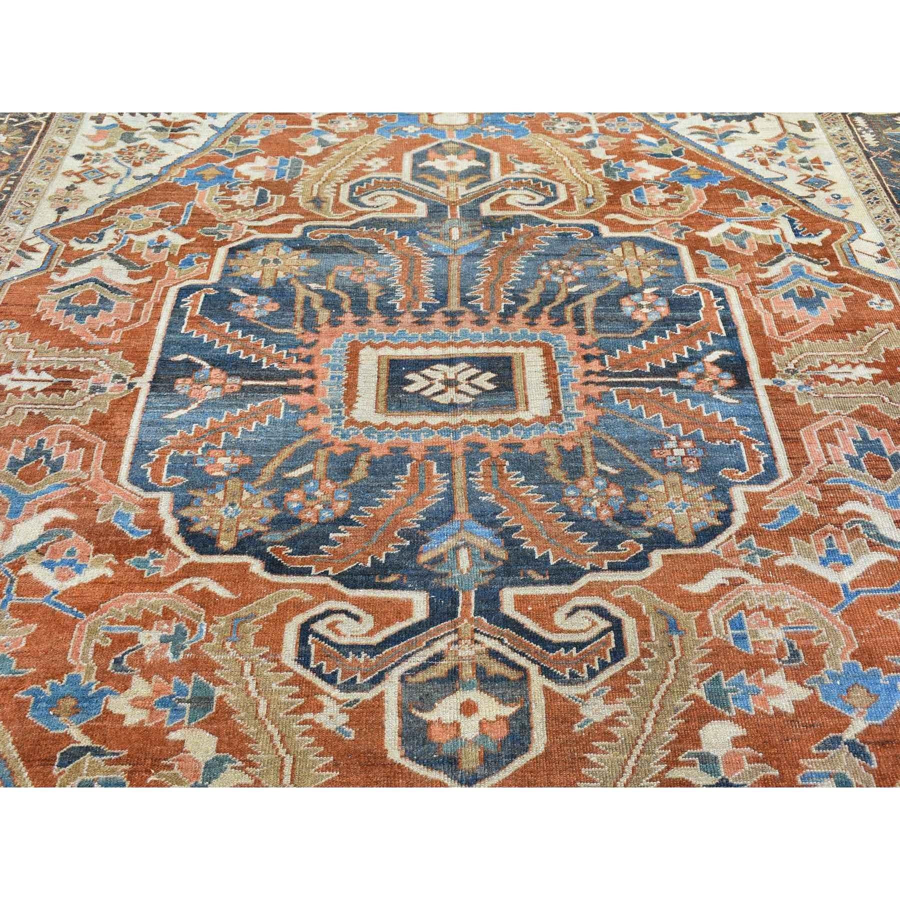 Terrakotta Antiker persischer Heriz-Wollteppich in gutem Zustand mit gerafftem Blattmuster (Handgeknüpft) im Angebot