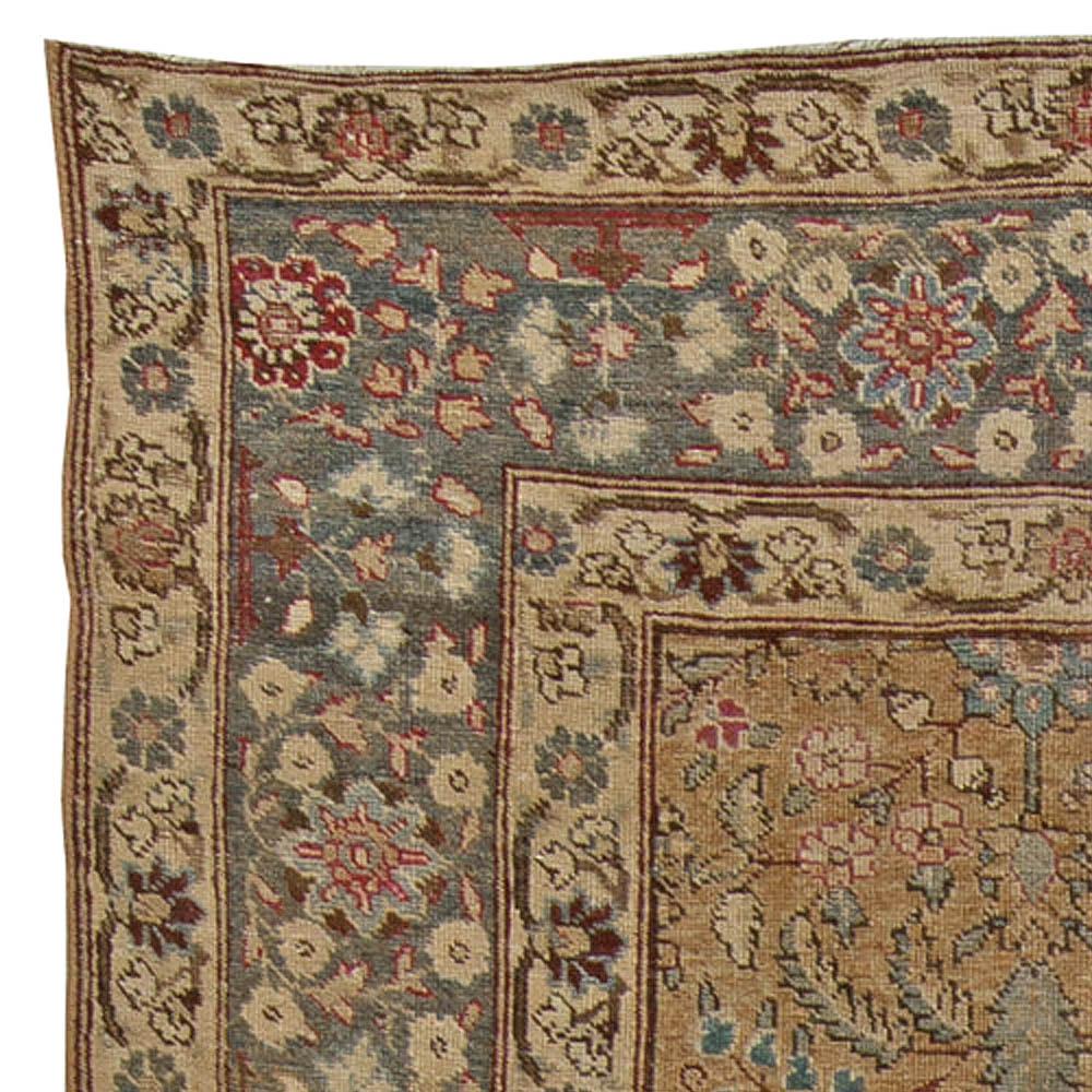 Antiker persischer Täbris-Teppich im Zustand „Gut“ im Angebot in New York, NY