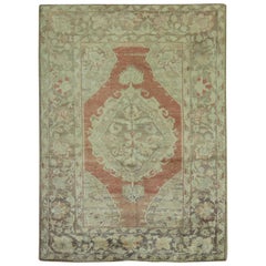 Tapis turc ancien en terre cuite d'Oushak Scatter