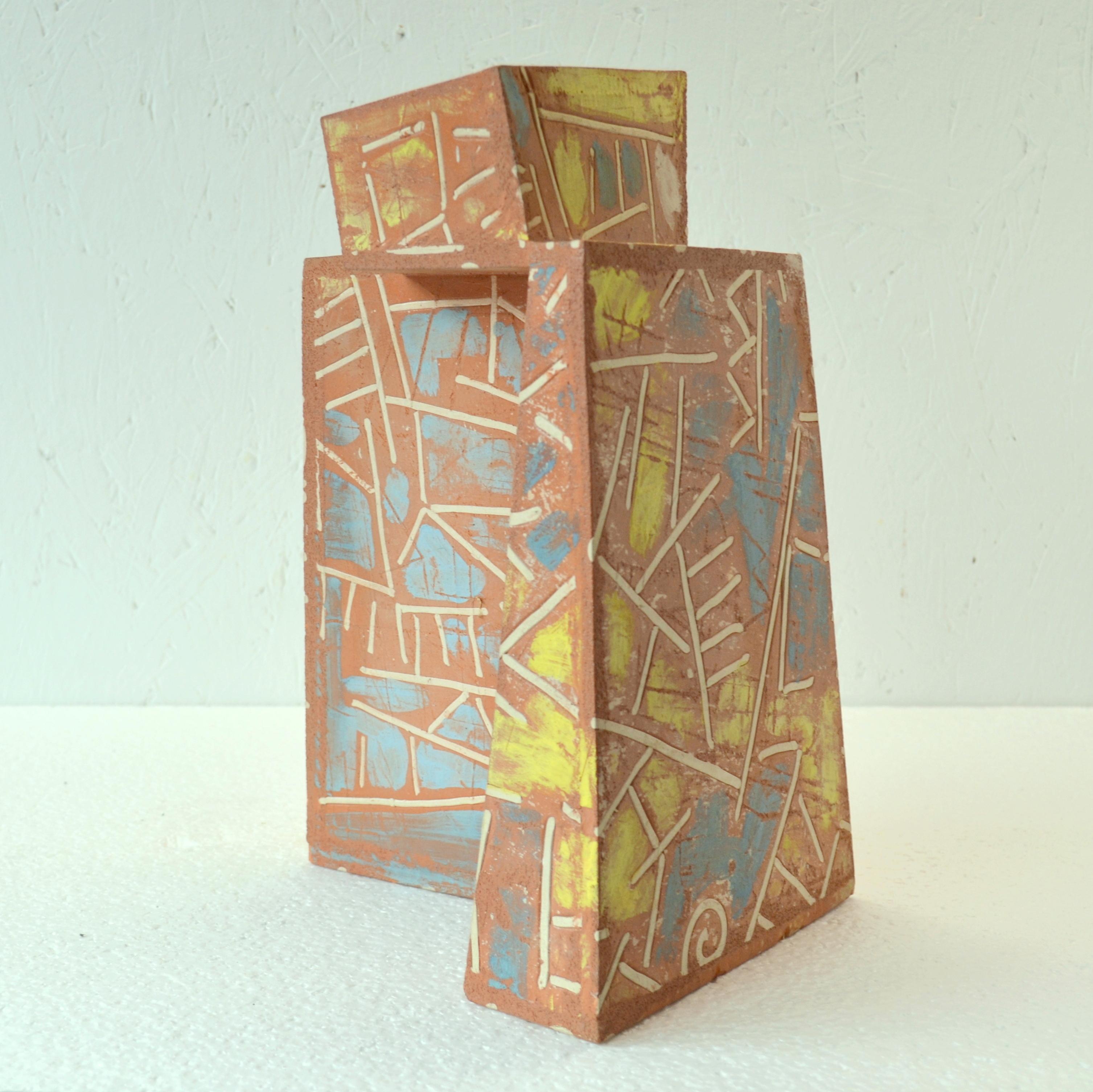 Skulpturale postmoderne Terrakotta-Kunstvase aus Terrakotta, dekoriert  (Europäisch) im Angebot