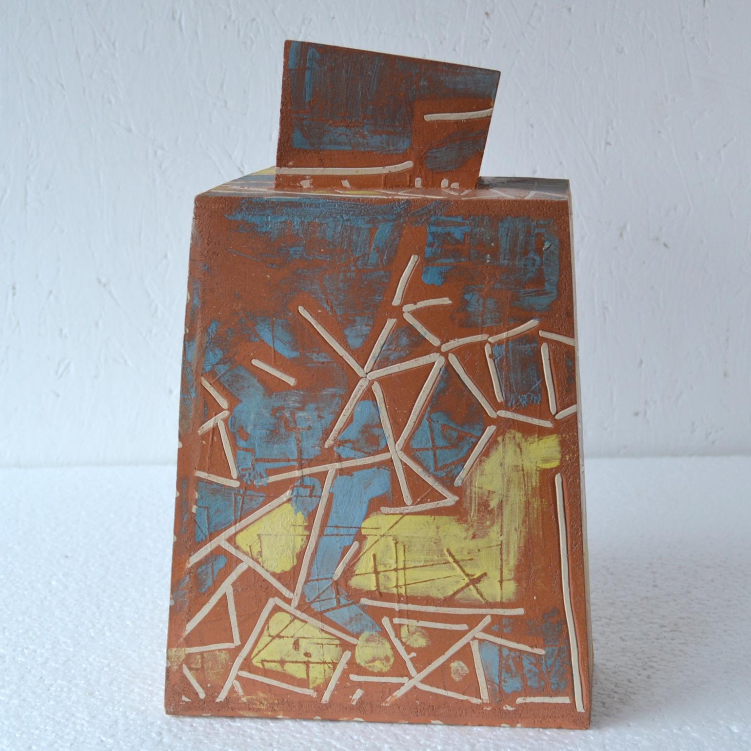 Skulpturale postmoderne Terrakotta-Kunstvase aus Terrakotta, dekoriert im Angebot 3