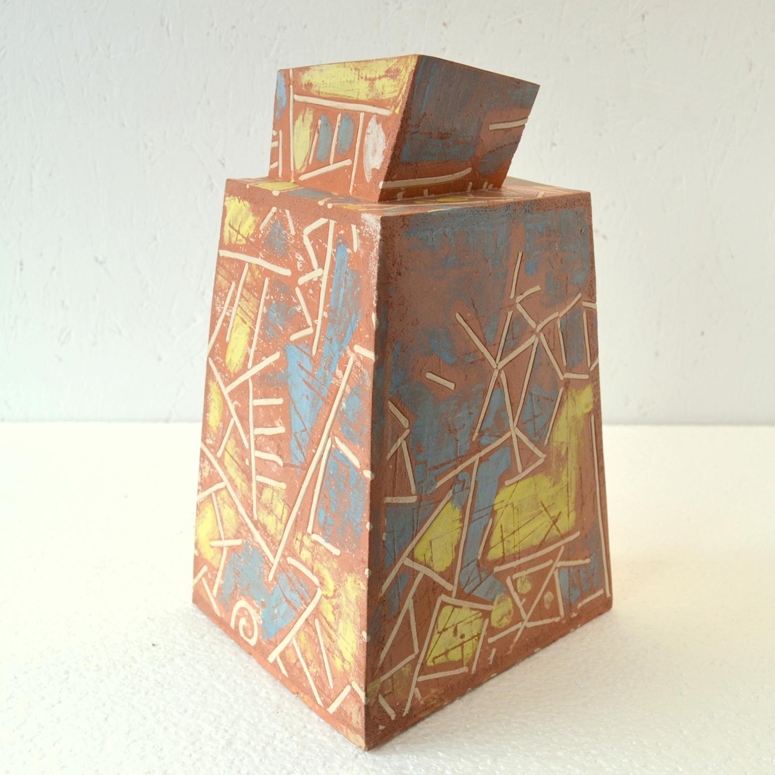 Skulpturale postmoderne Terrakotta-Kunstvase aus Terrakotta, dekoriert  (Keramik) im Angebot