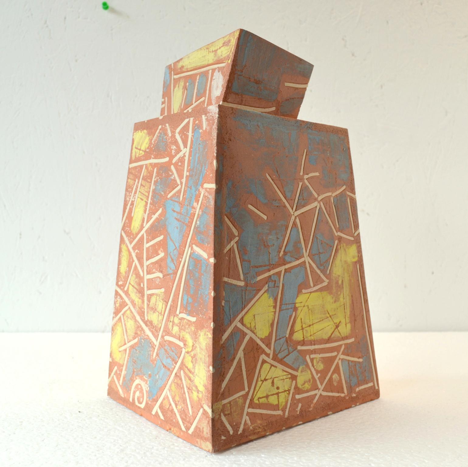 Skulpturale postmoderne Terrakotta-Kunstvase aus Terrakotta, dekoriert  im Angebot 2