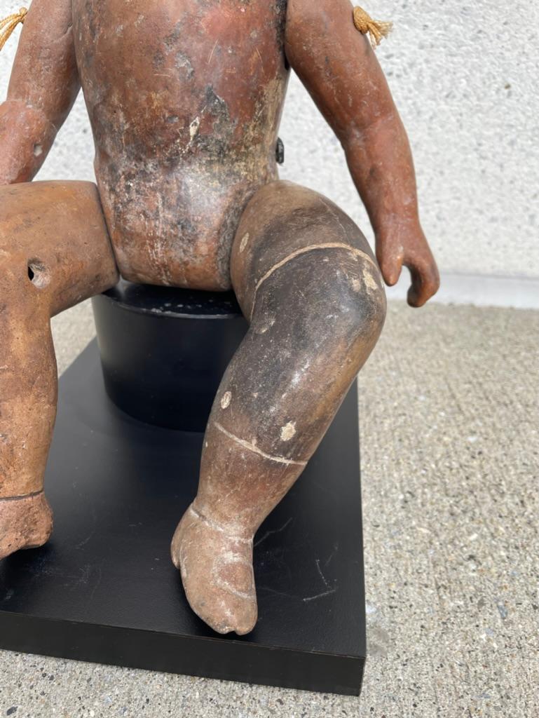 Figure de poupée Santos articulée en terre cuite Bon état - En vente à Stamford, CT