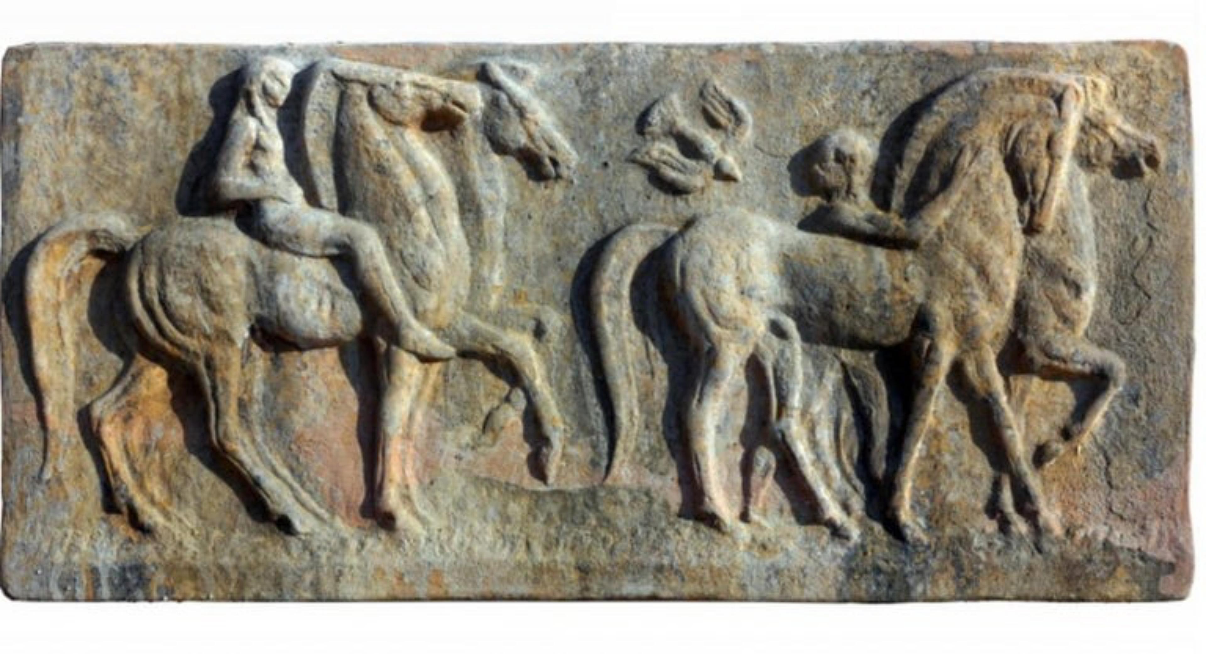 Griechische Pferde und Ritter aus Terrakotta mit Basrelief, Ende des 19. Jahrhunderts (Handgefertigt) im Angebot