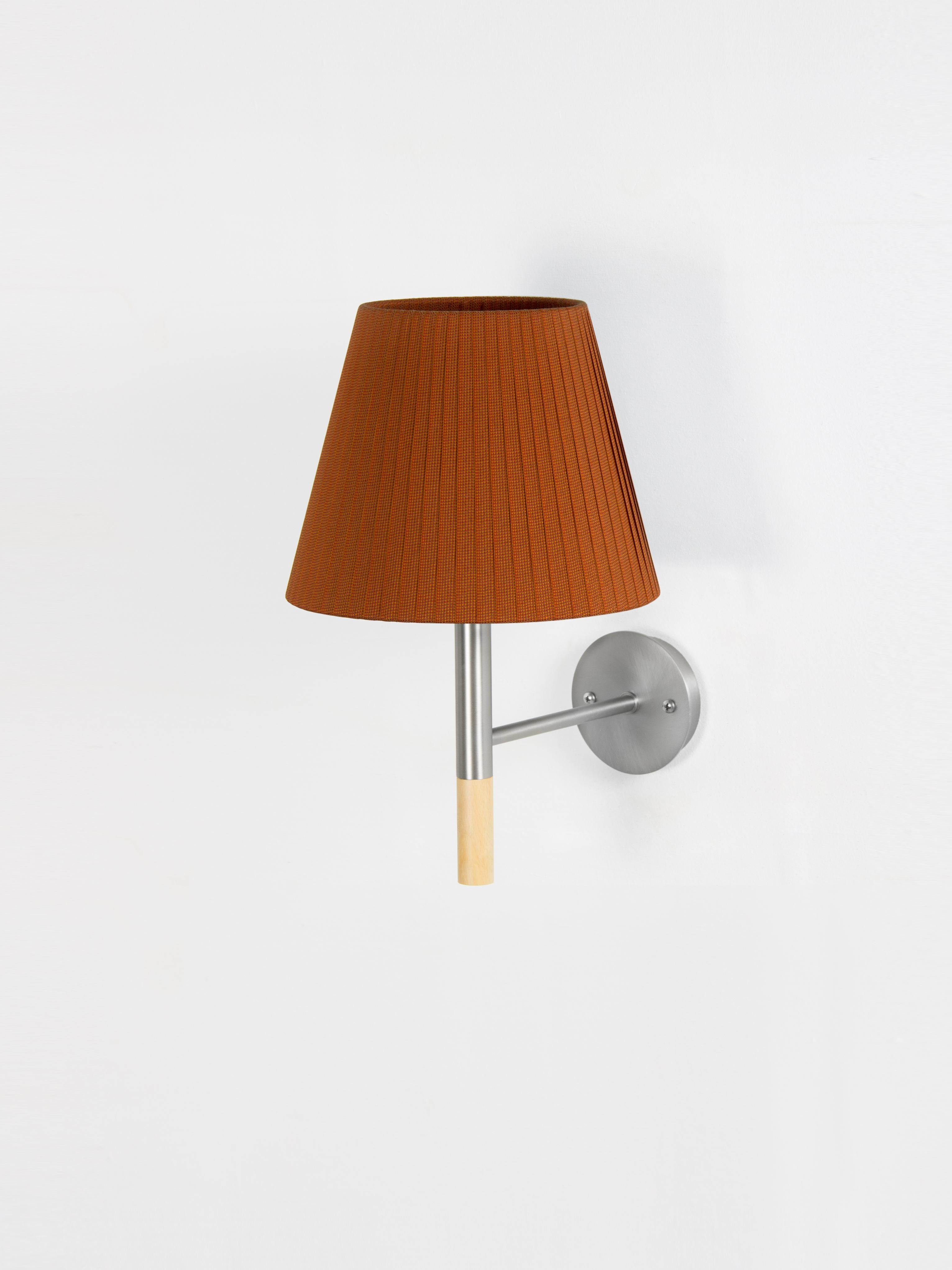 Terracotta BC2 wall lamp by Santa & Cole
Dimensions: D 20 x W 26 x H 33 cm
Materials: Metal, beech wood, ribbon.

The BC1, BC2 and BC3 wall lamps are the epitome of sturdy construction, aesthetic sobriety and functional quality. Their various