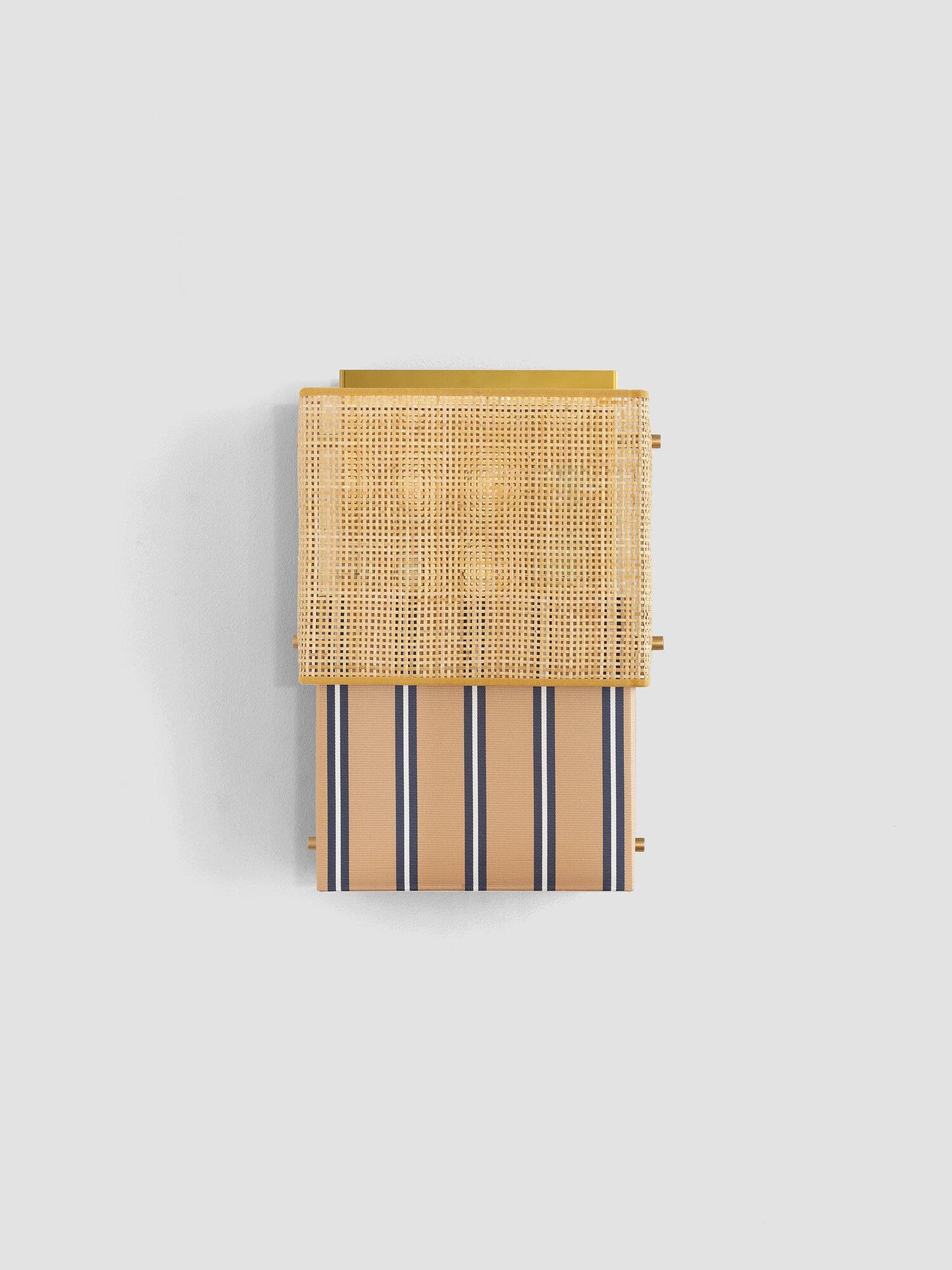 Lámpara de pared Bikini de terracota by Servomuto
Dimensiones: An 26 x Pr 13 x Al 37 cm
Materiales: Pantalla superior: Ratán. Pantalla inferior: Tela Trevira DEDAR o lino blanco. Estructura: Acero inoxidable dorado. 
Peso: 0,9 Kg. 

La lámpara