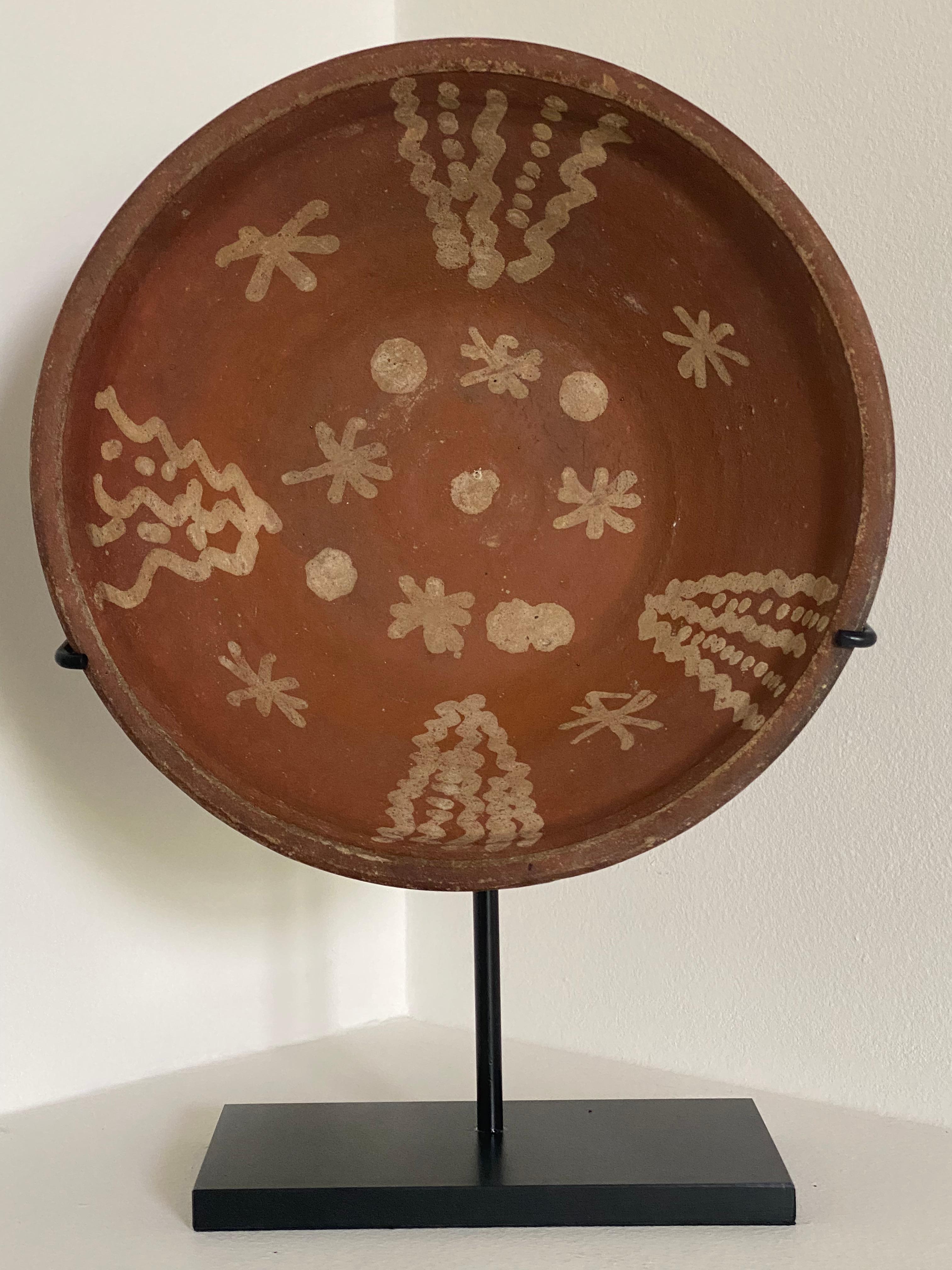 Fino al XVIII secolo Antica ciotola in terracotta colorata marrone con decorazioni dipinte in beige, bizantina in vendita