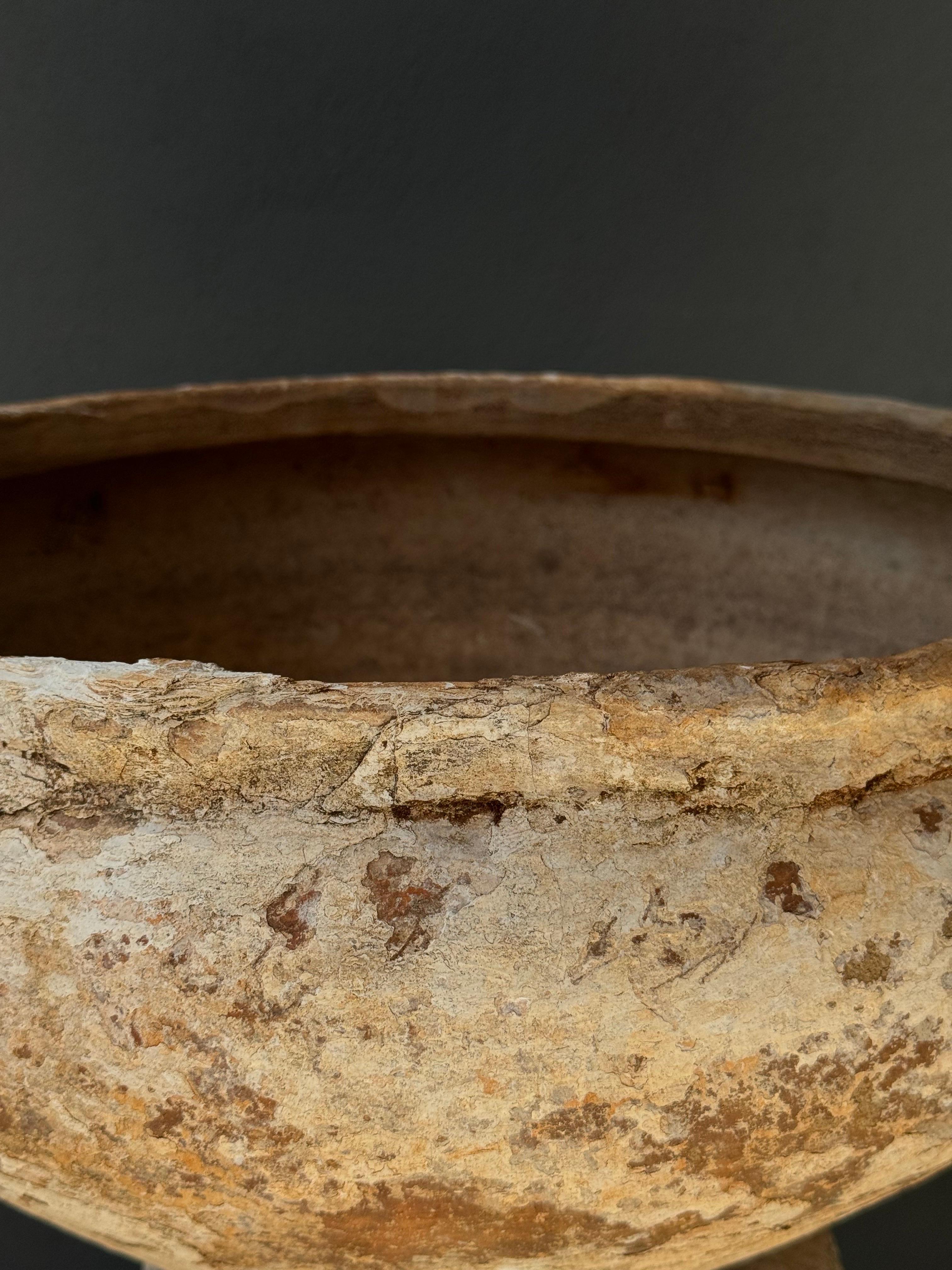 Terrakottaschale aus Zentral-Yucatan, Mexiko, Anfang des 20. Jahrhunderts. Dieses Gefäß wurde im Allgemeinen zum Servieren von Reis verwendet. Die Oberfläche weist durchweg schöne Gebrauchsspuren auf.