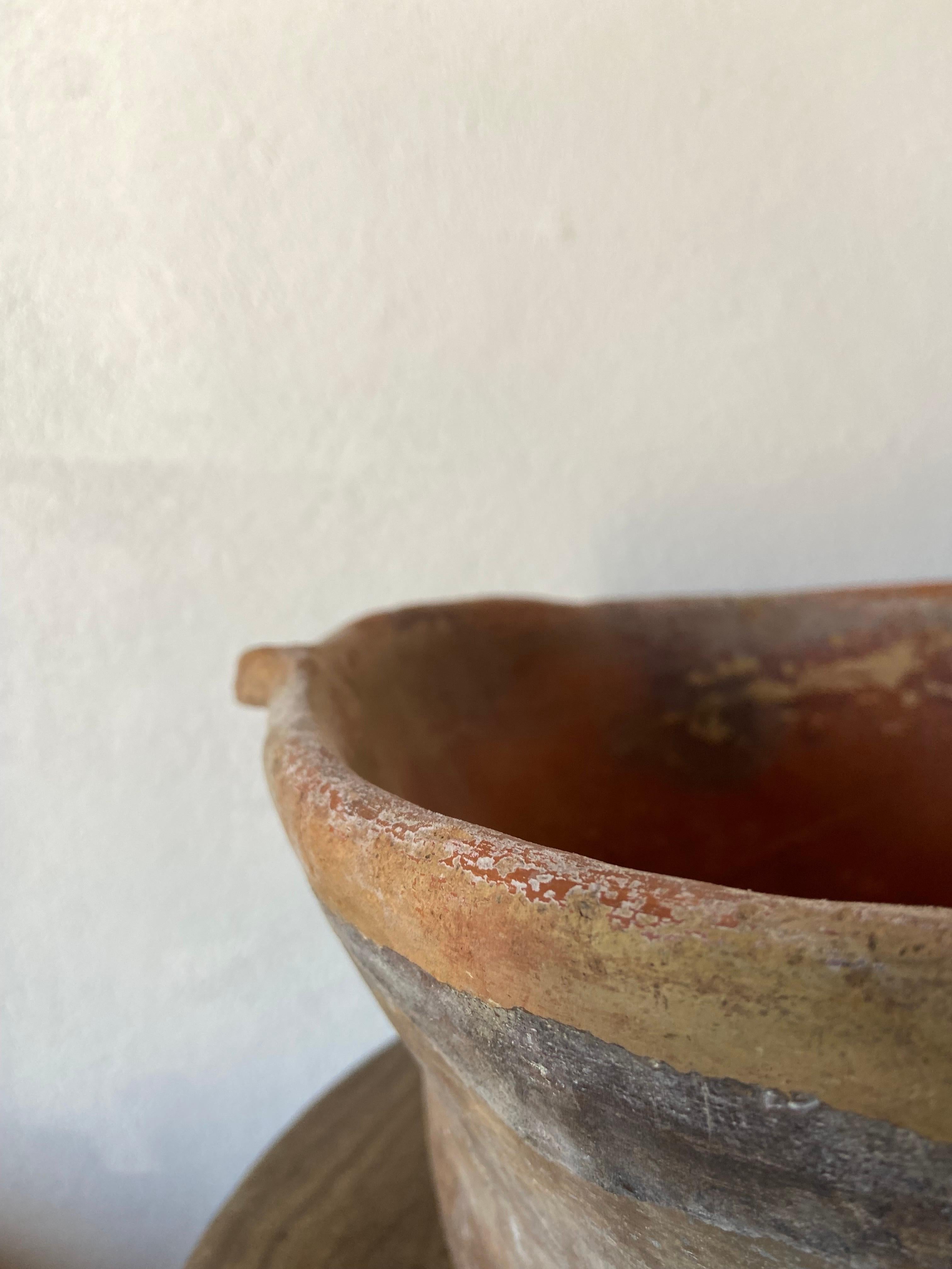 Terracotta bowl from the border of Veracruz and Puebla, Mexico, circa 1970´s with the characteristic knobs on each side of the lip. Known as 