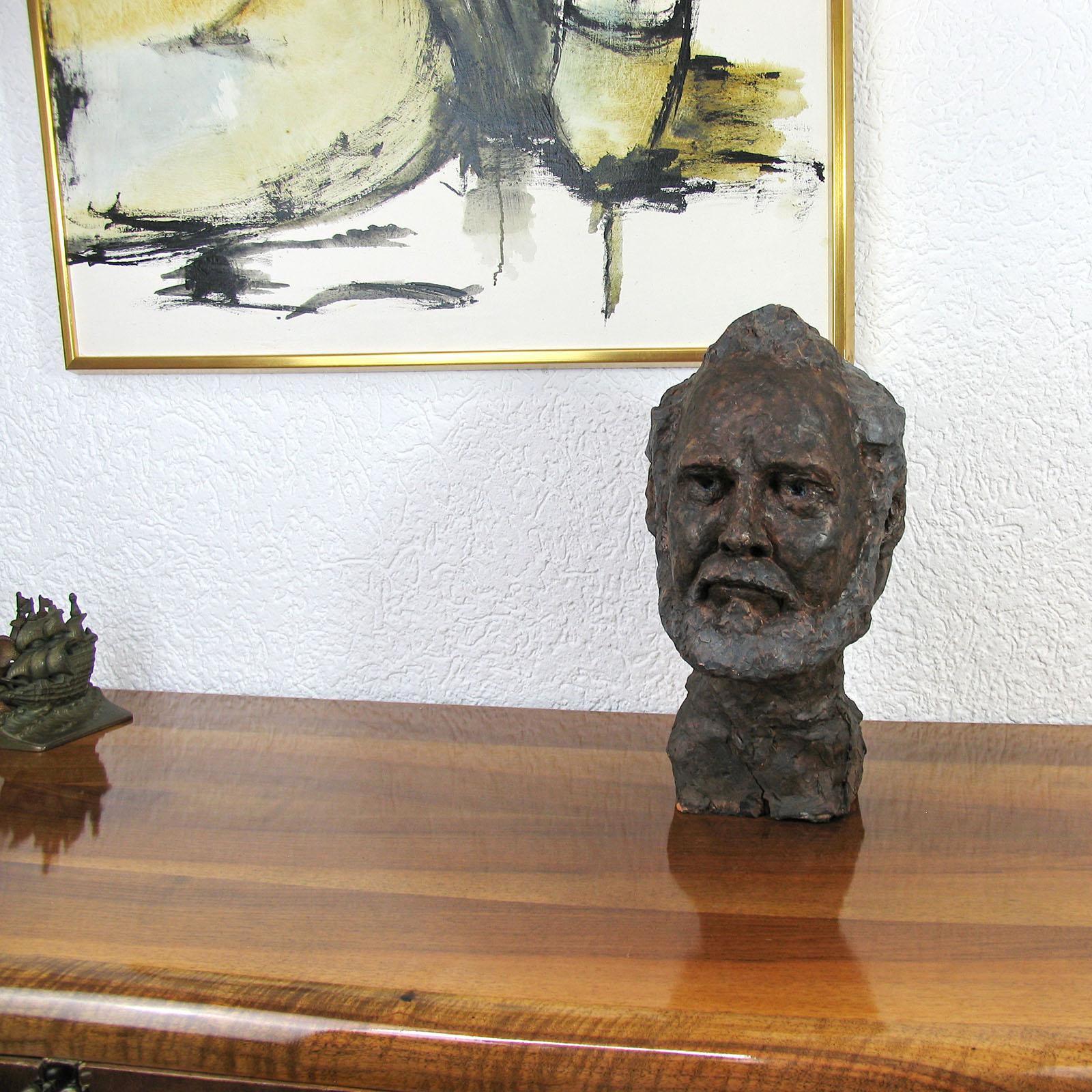 Un bellissimo busto in terracotta che raffigura un uomo con la barba e gli occhi azzurri. Firmato e datato in basso. È in buone condizioni d'uso, con alcune scheggiature alla base.
Dimensioni: 41 cm di altezza.