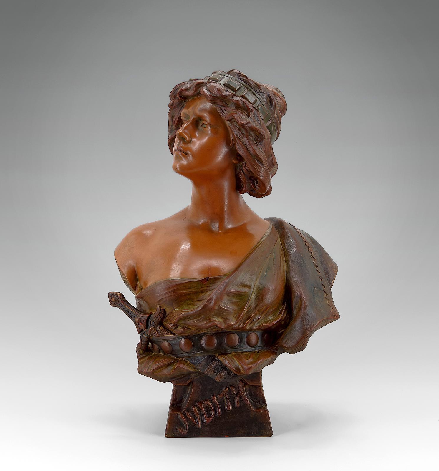Superbe buste en terre cuite polychrome représentant une femme de l'Antiquité au regard fier portant un poignard. 
Une sculpture de belle qualité, que ce soit au niveau de la coiffure, du visage, du drapé des vêtements et de la dague.
Nous