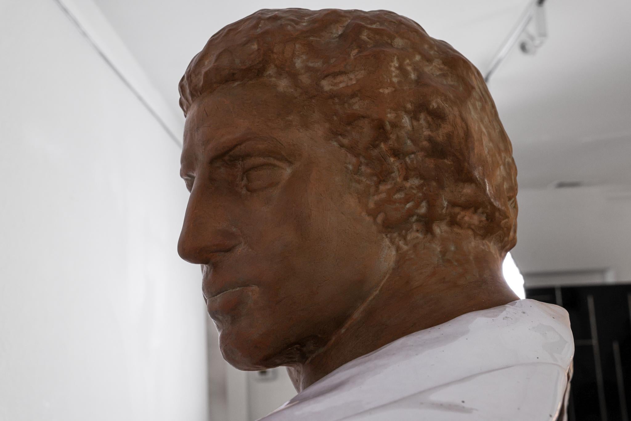 Milieu du XXe siècle Buste en terre cuite de l'empereur romain en vente