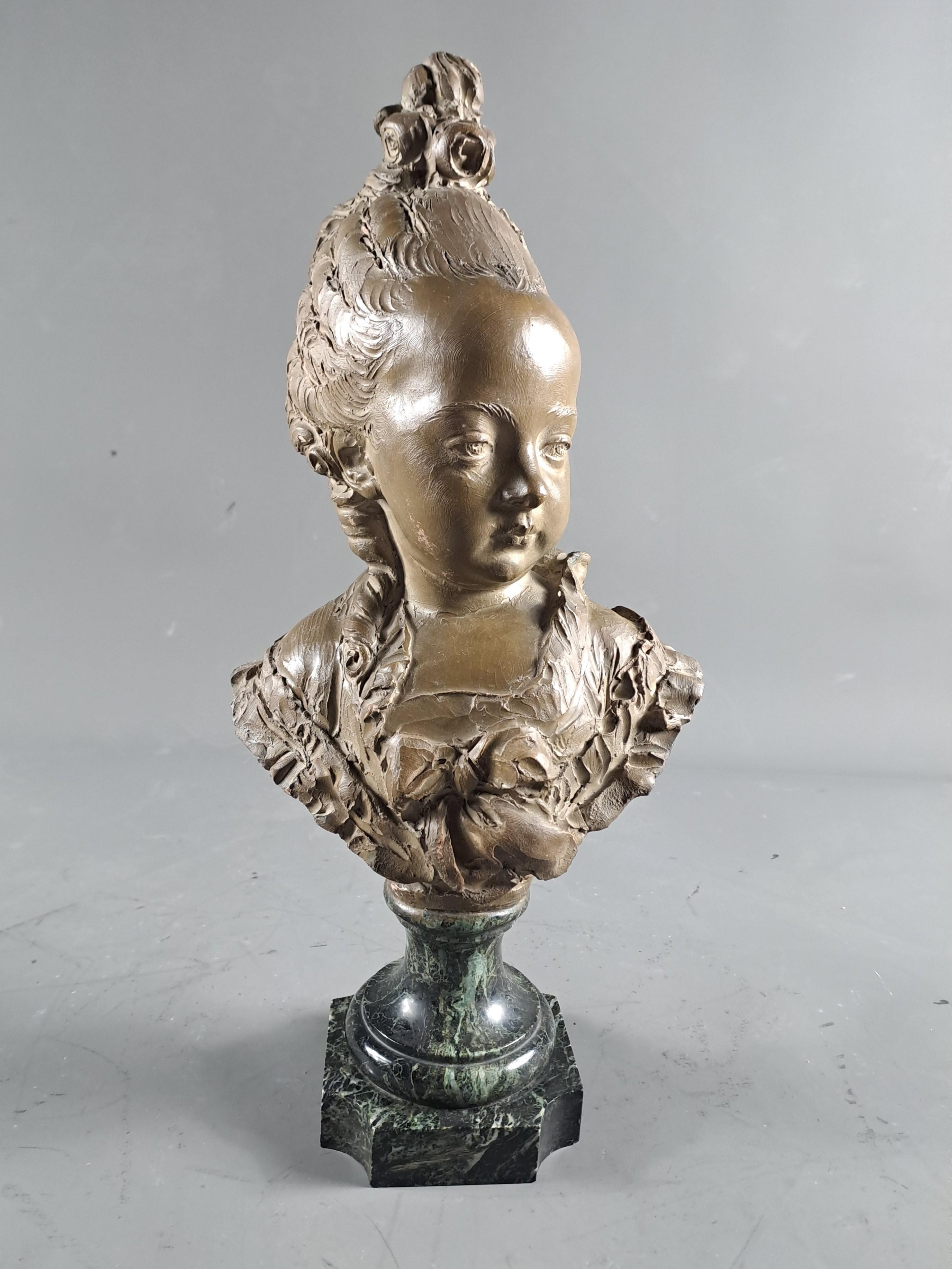 Fernand Cian (1889-1954)

Büste einer eleganten jungen Frau mit Dutt im Stil des 18. Jahrhunderts.

Patinierte Terrakotta auf einem Sockel aus meergrünem Marmor.

Auf der Rückseite signiert Fernand Cian.

Sehr guter Zustand