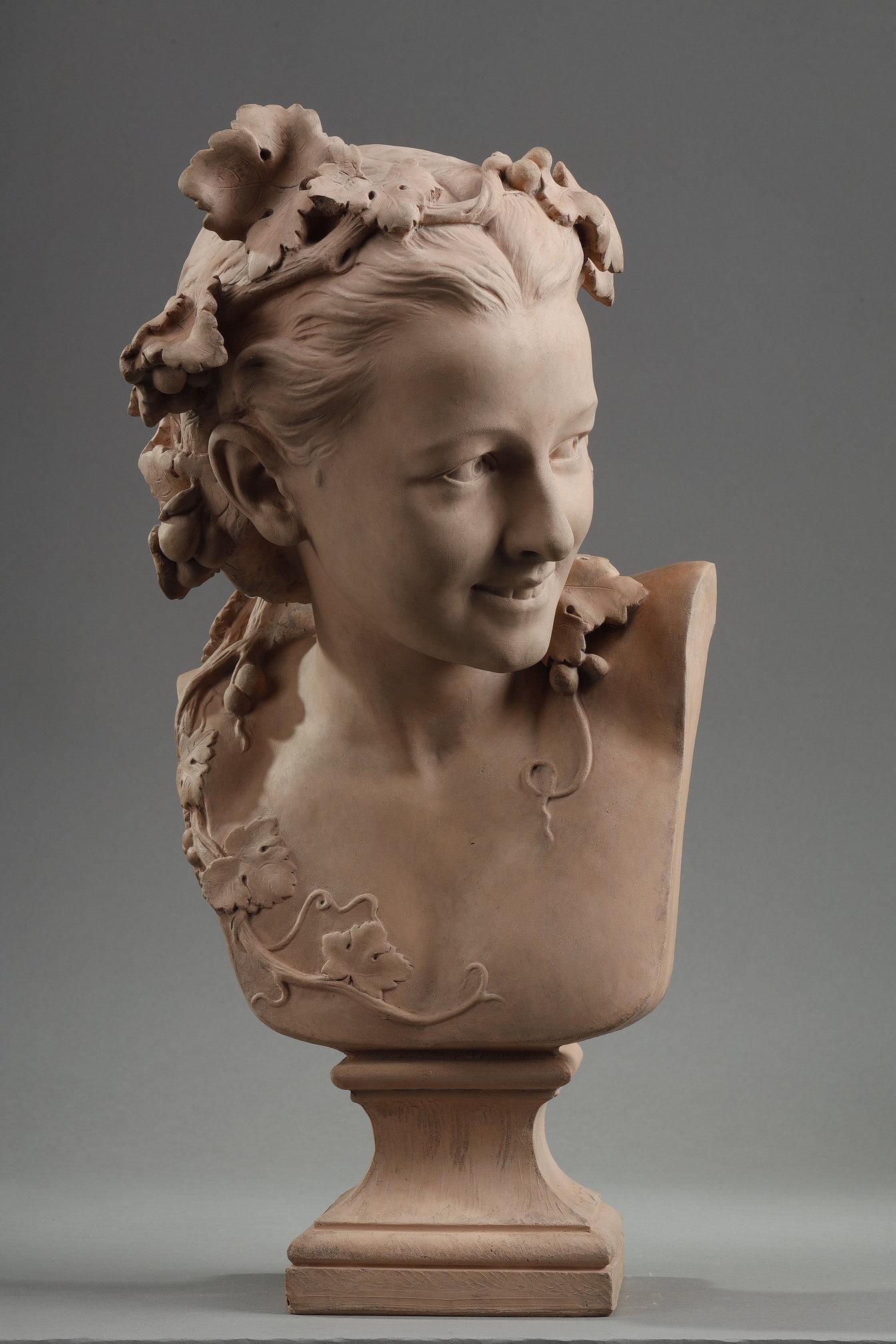 Busto de terracota de L'Espiègle o La Rieuse aux pampres de vignes firmado en punto JBt CARPEAUX Sello de propiedad de Carpeau, sello del águila, numerado 1801. Este modelo, que representa a Anna Foucart, la hija mayor de Jean-Baptiste Foucart, fiel