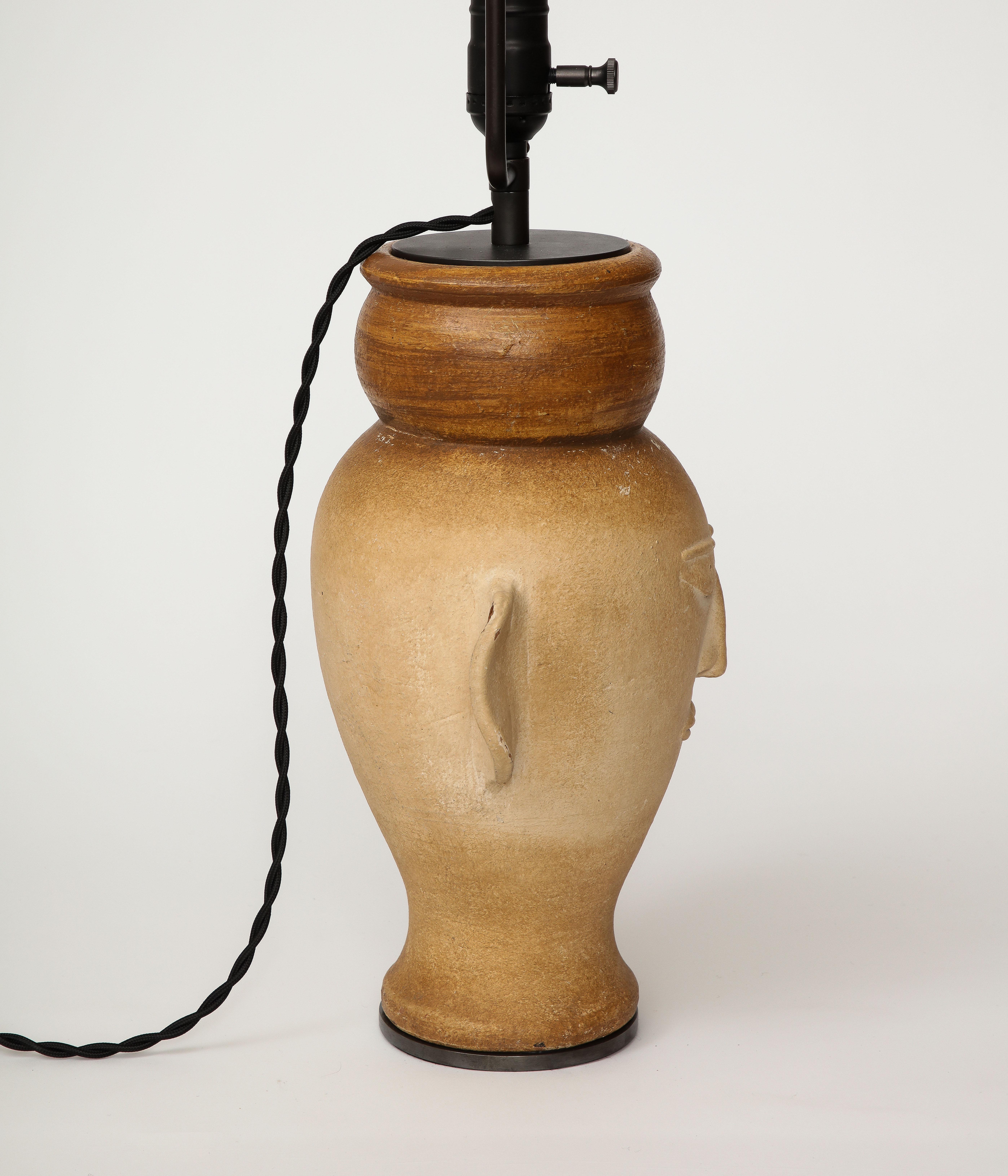 Terrakotta-Büsten-Tischlampe mit dunkel geschwärztem Metallsockel, 20. Jahrhundert. (Unglasiert) im Angebot