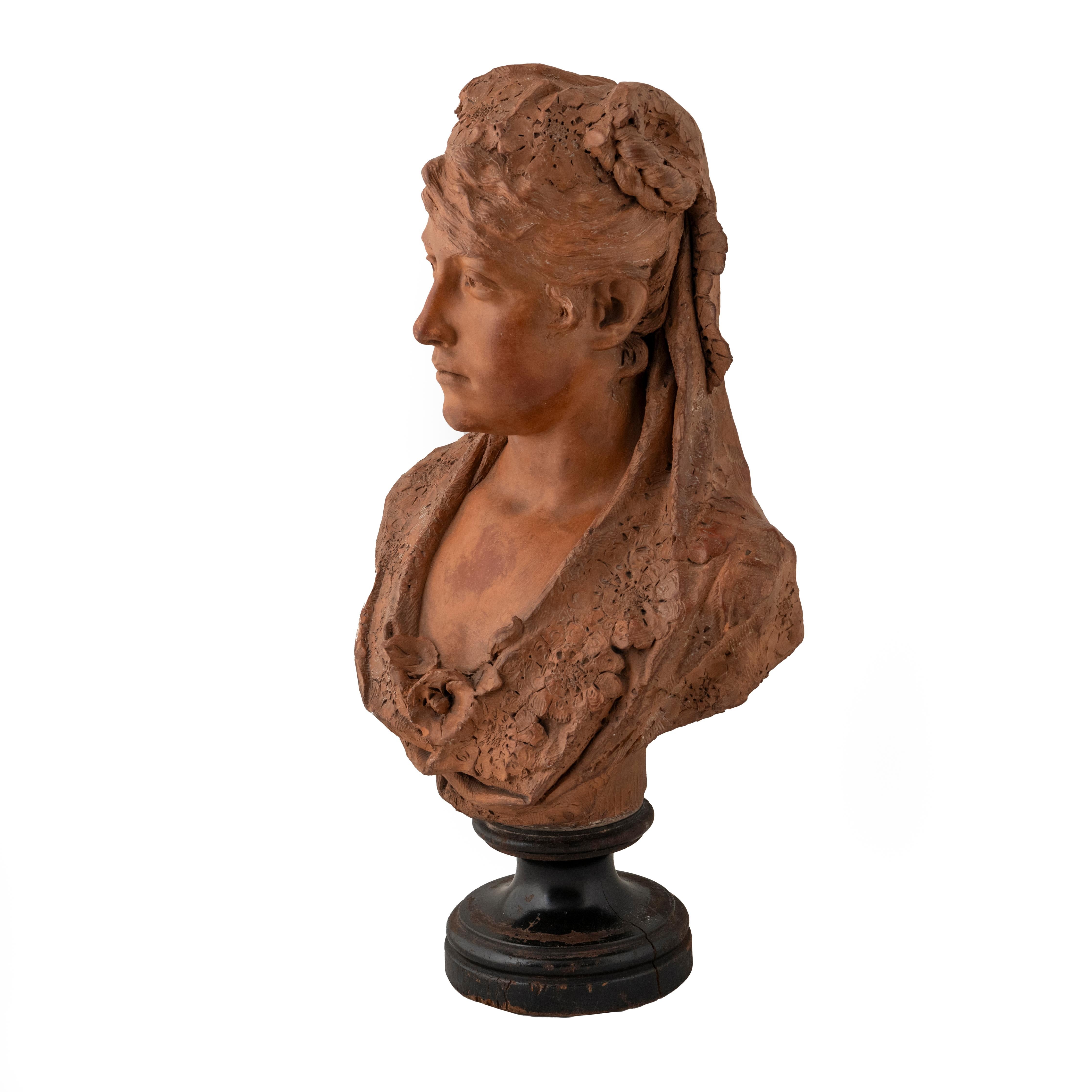 Un busto in terracotta scolpito dei primi del Novecento di  una signora.

Il retro è firmato in modo indistinto, forse per Josep Reyes.

La donna con una pettinatura adornata, la testa girata delicatamente, le spalle coperte da un drappeggio, il